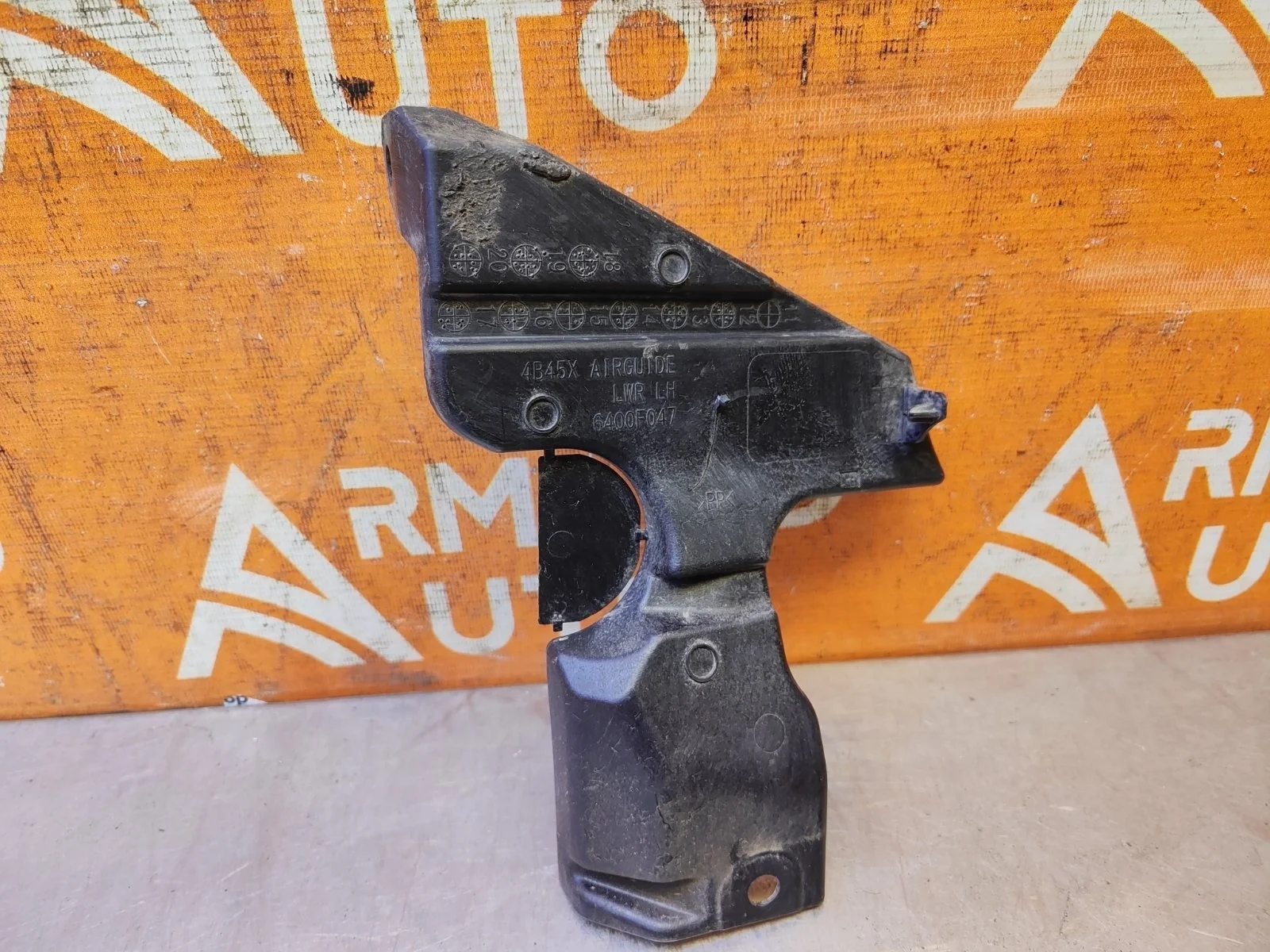 Кронштейн решетки радиатора нижний Mitsubishi Outlander 2012-нв 3