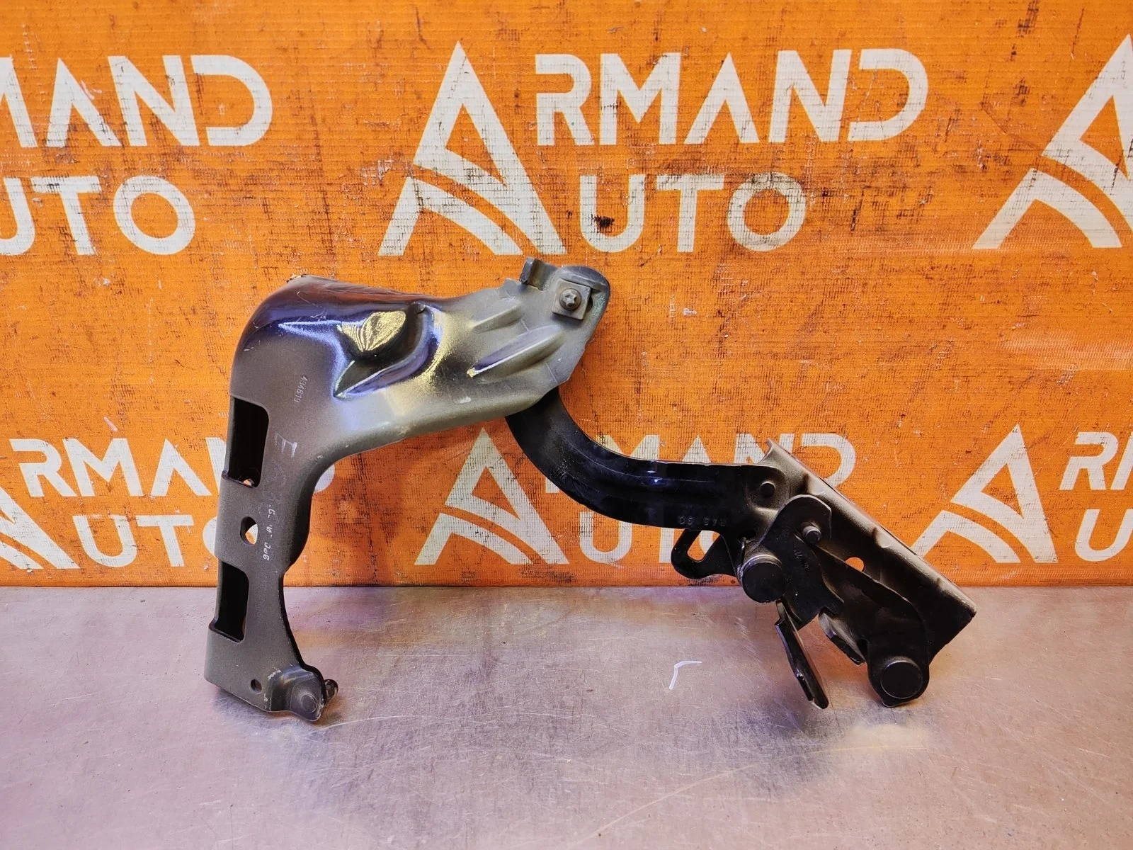 Петля капота Mercedes -Class 2016-нв W213, S213, C238