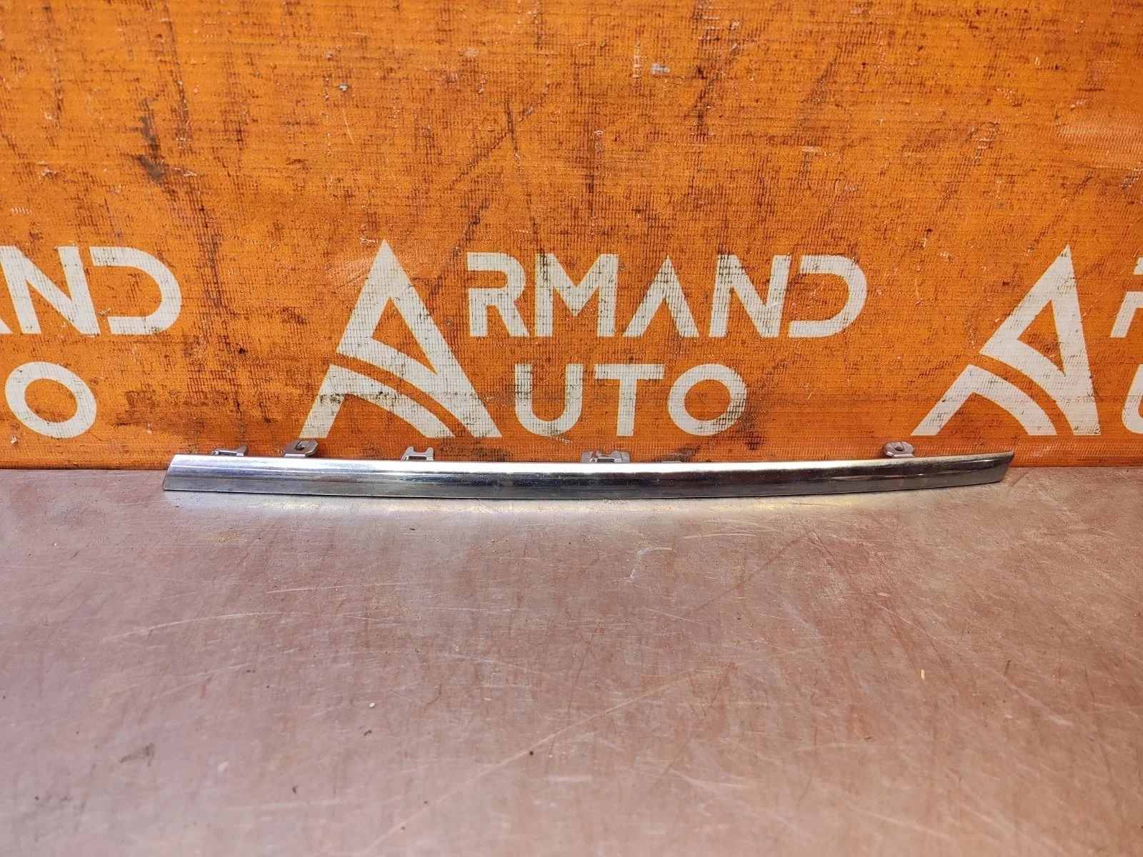 Накладка решетки радиатора нижняя Volkswagen Touareg 2010-2014