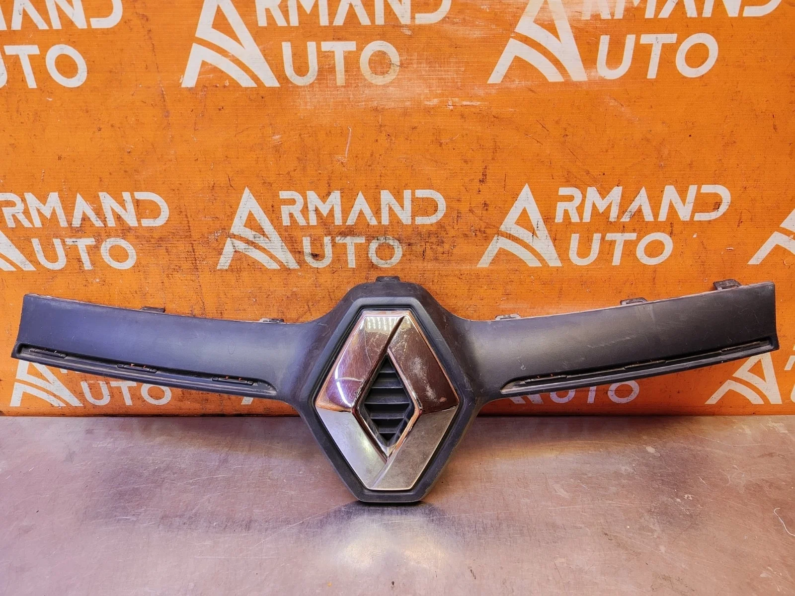 Накладка решетки радиатора Renault Logan 2018-2022
