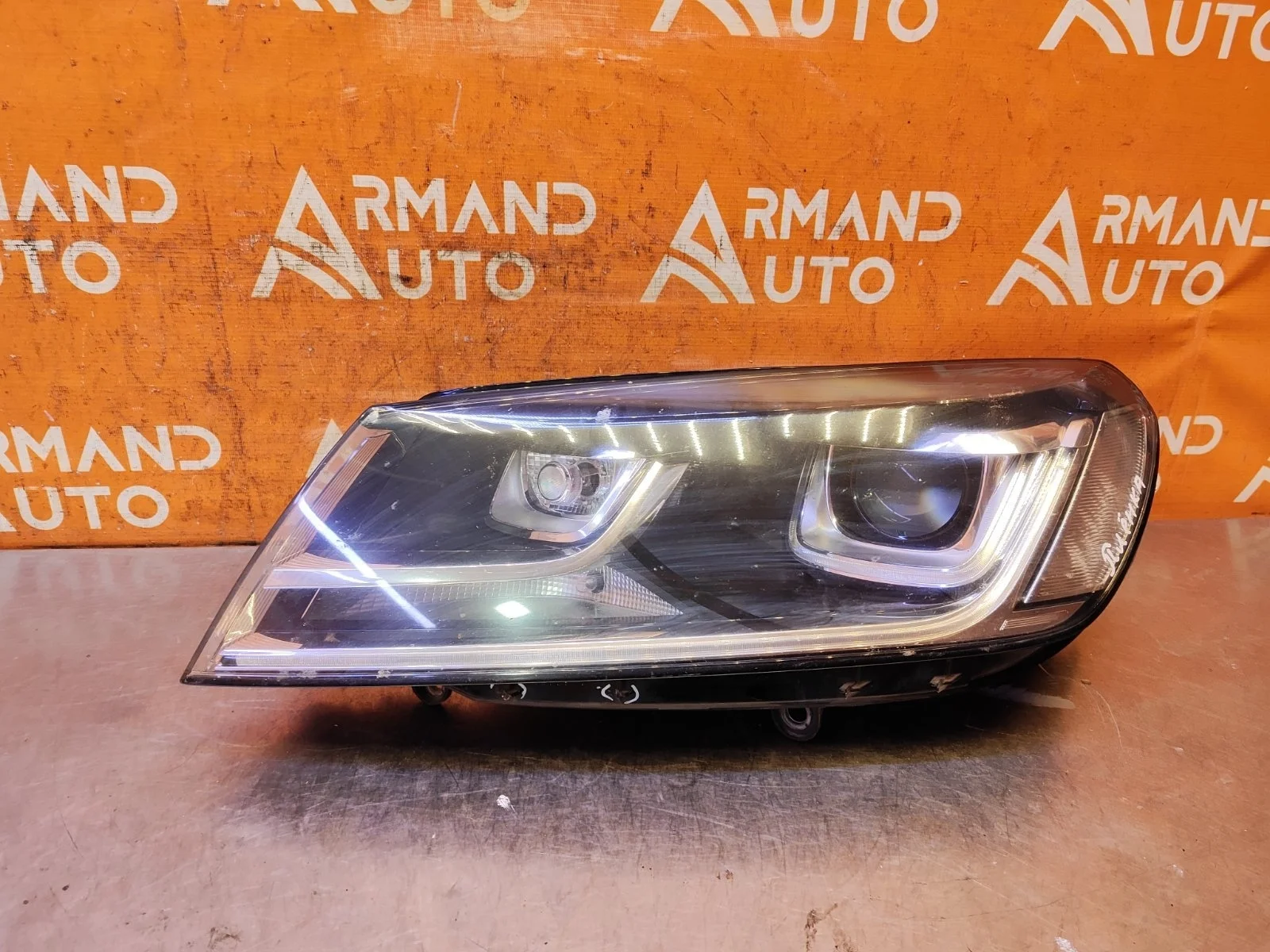 Фара Volkswagen Touareg 2014-2018