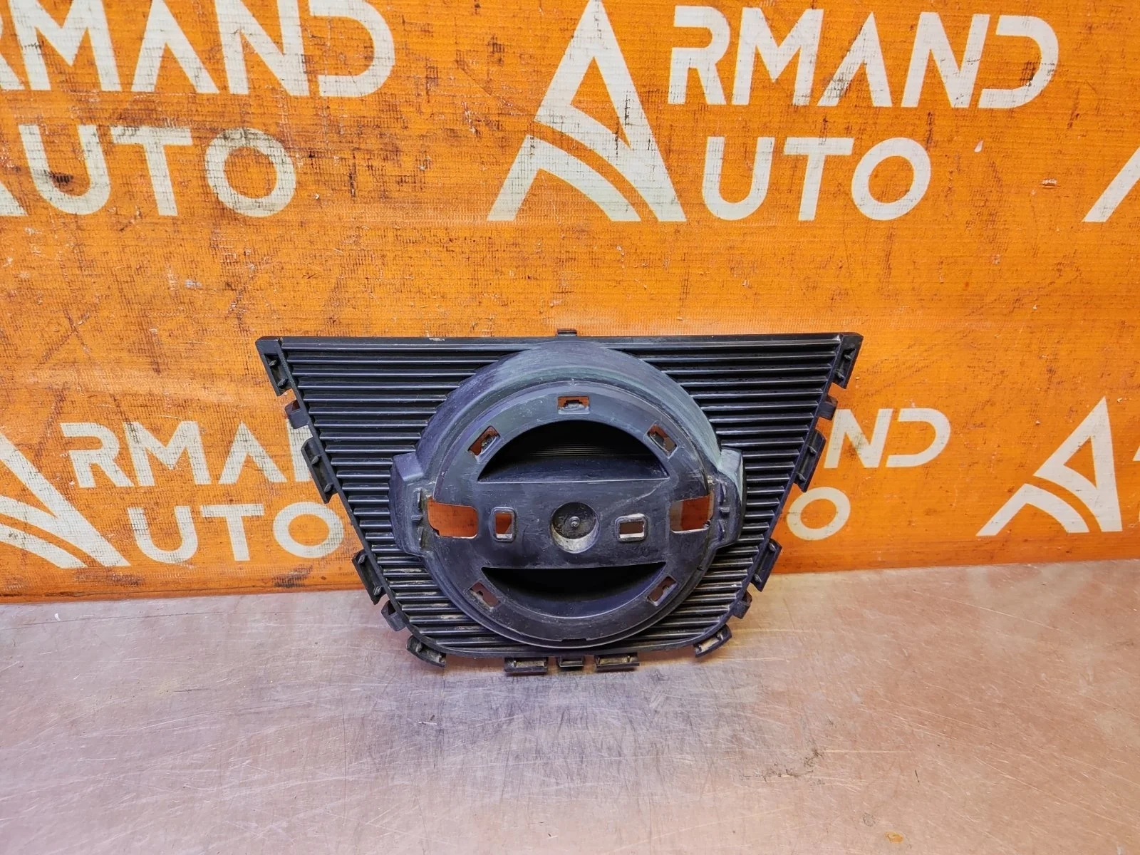 Кронштейн эмблемы Nissan Qashqai 2010-2013 j10