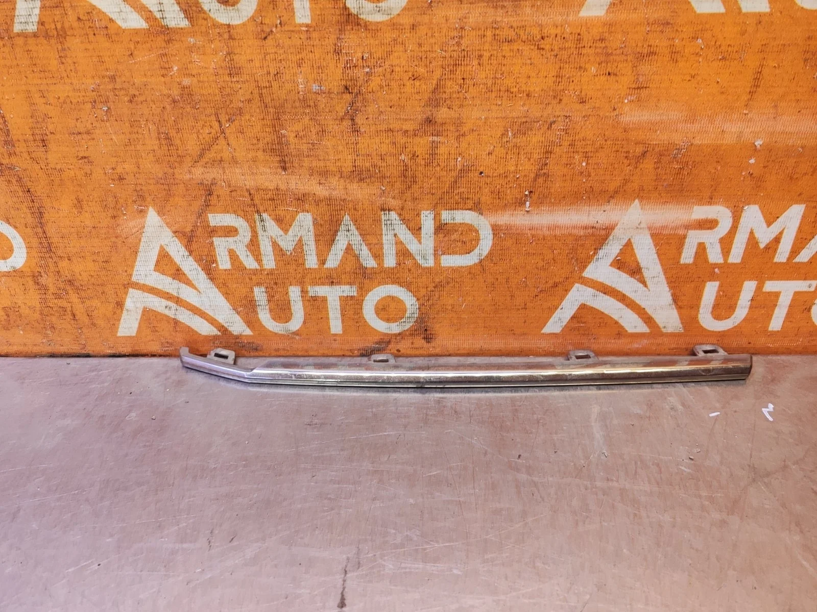 Накладка решетки радиатора центральная Toyota Land Cruiser 2015-2021 200