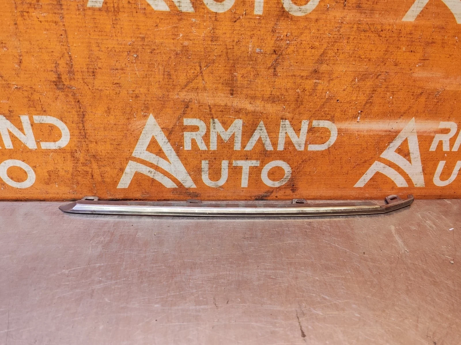 Накладка решетки радиатора центральная Toyota Land Cruiser 2015-2021 200