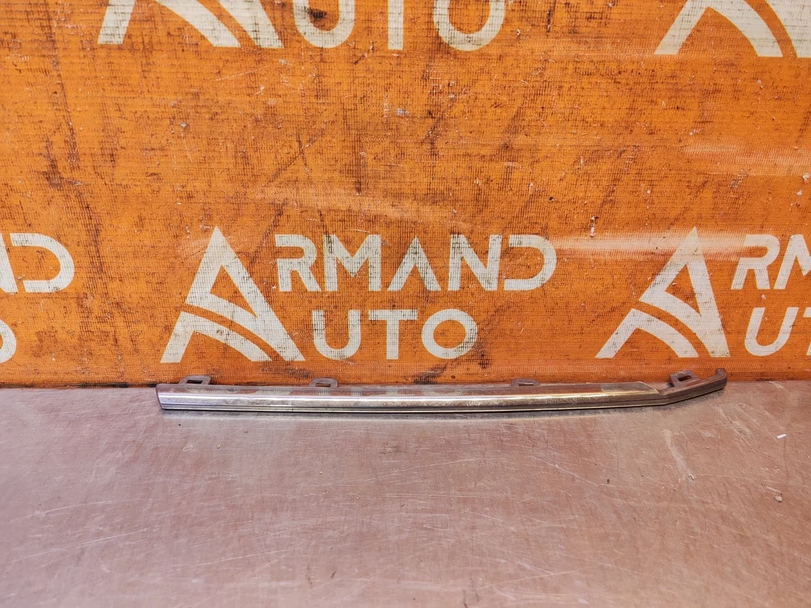 Накладка решетки радиатора центральная Toyota Land Cruiser 2015-2021 200