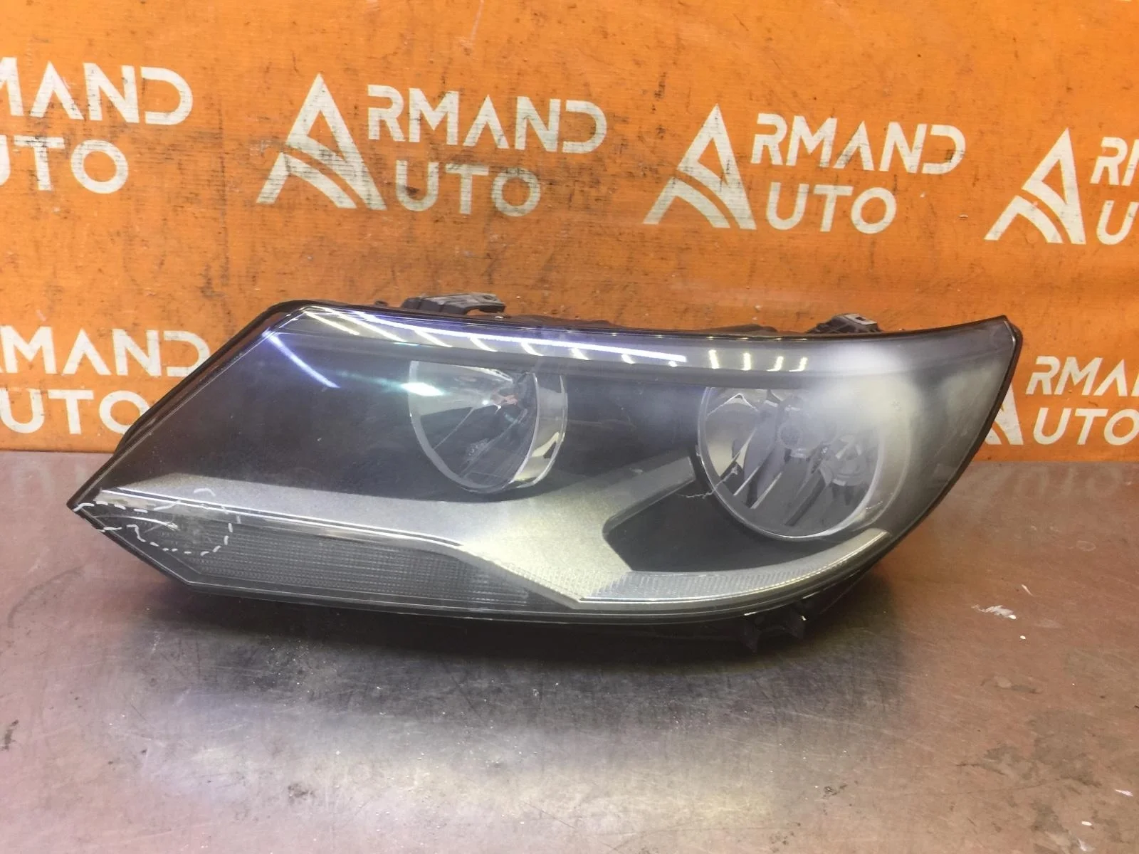 Фара Volkswagen Tiguan 2011-2018