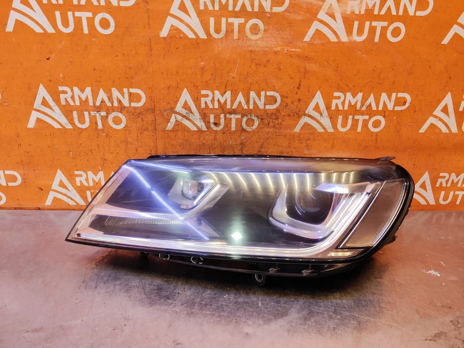 Фара Volkswagen Touareg 2014-2018