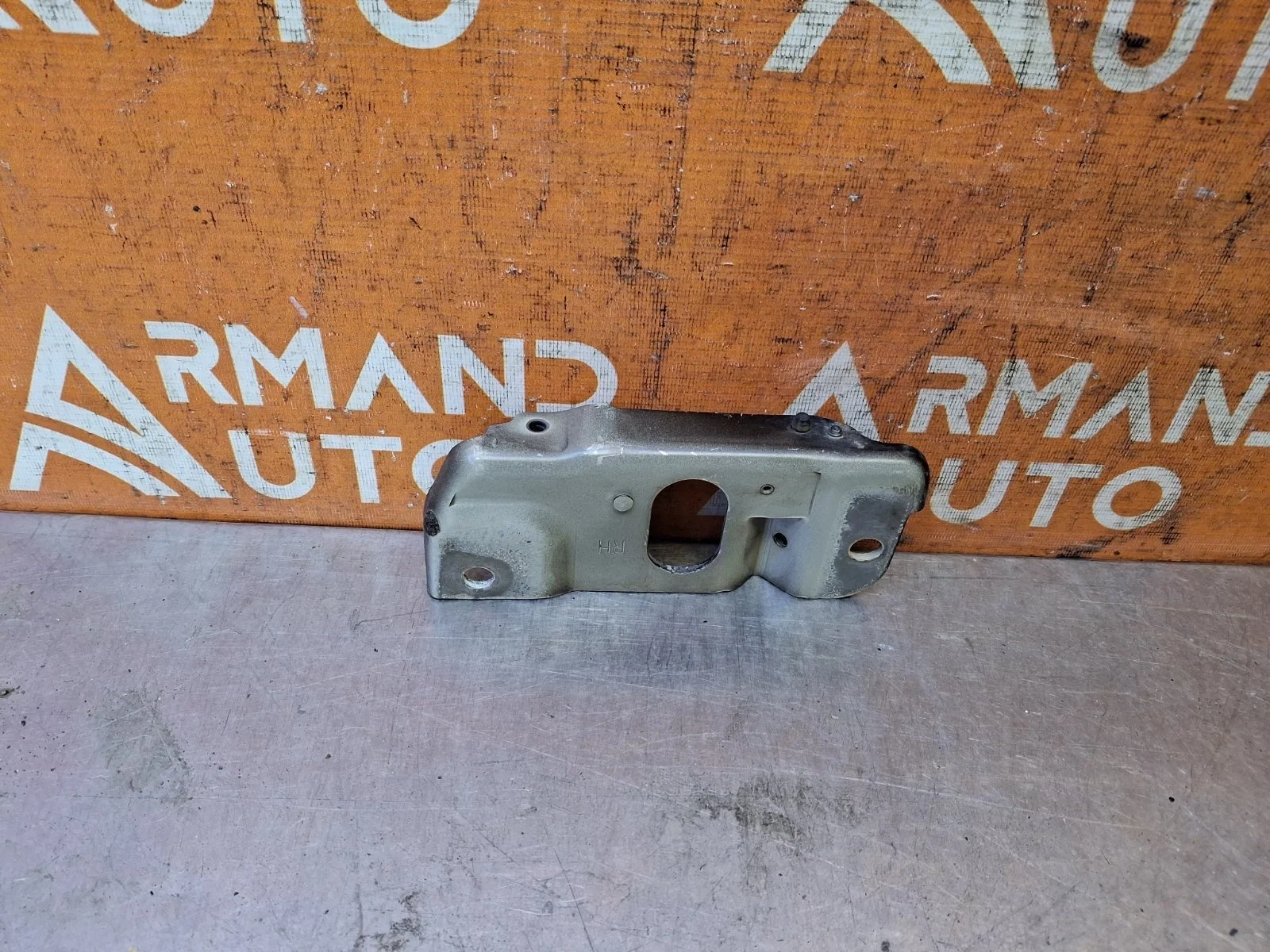 Кронштейн петли капота Kia Sorento 2014-2020 3 Prime UM