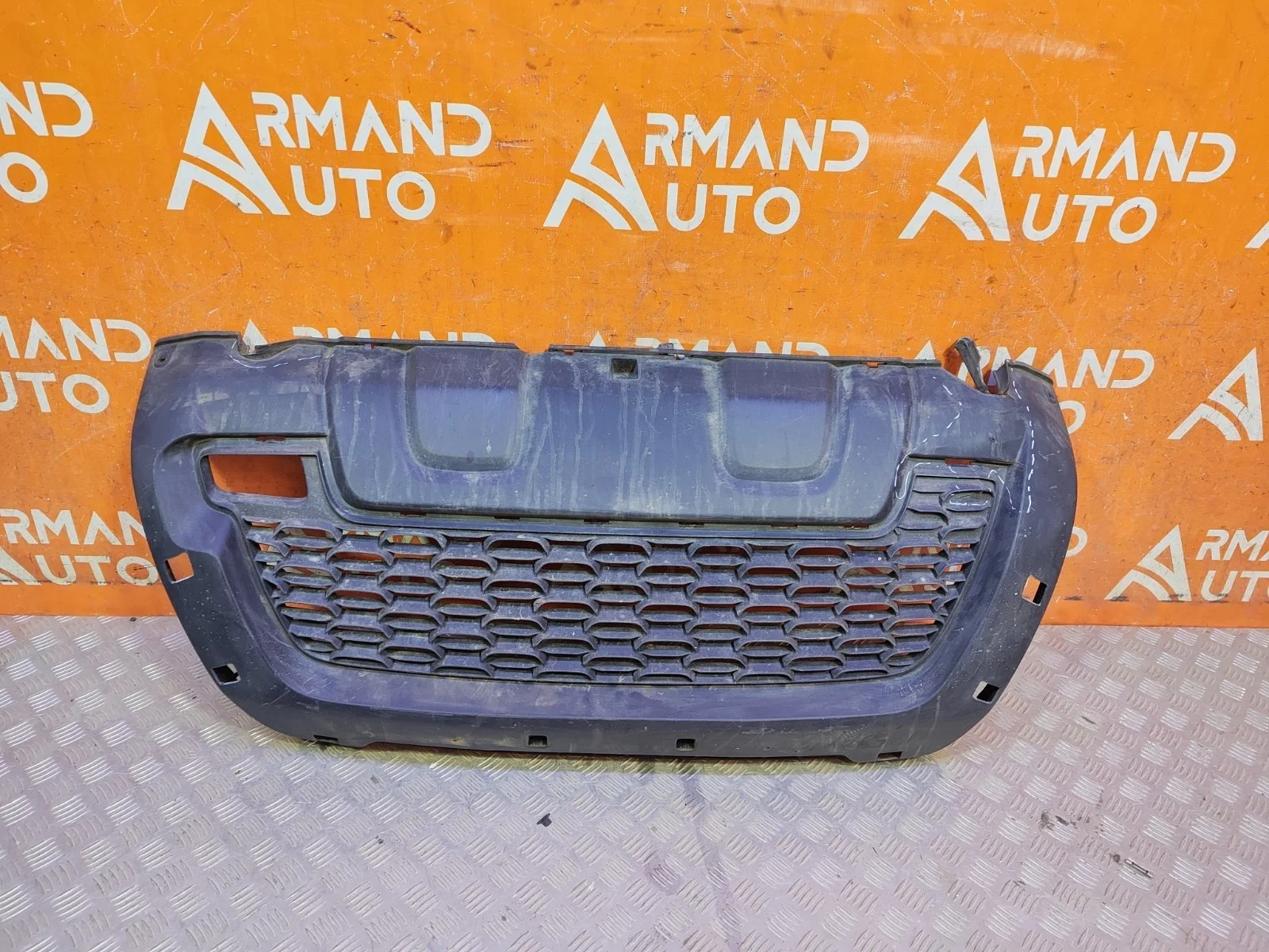 Решетка бампера Renault Duster 2015-2021