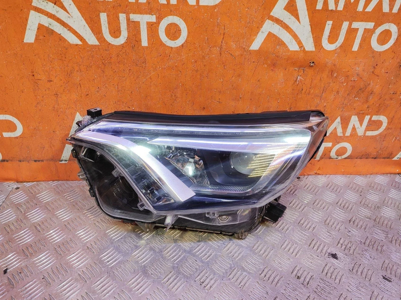 Фара Toyota RAV4 2015-2019 CA40