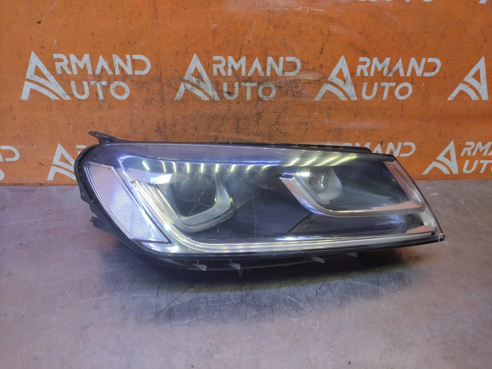 Фара Volkswagen Touareg 2014-2018