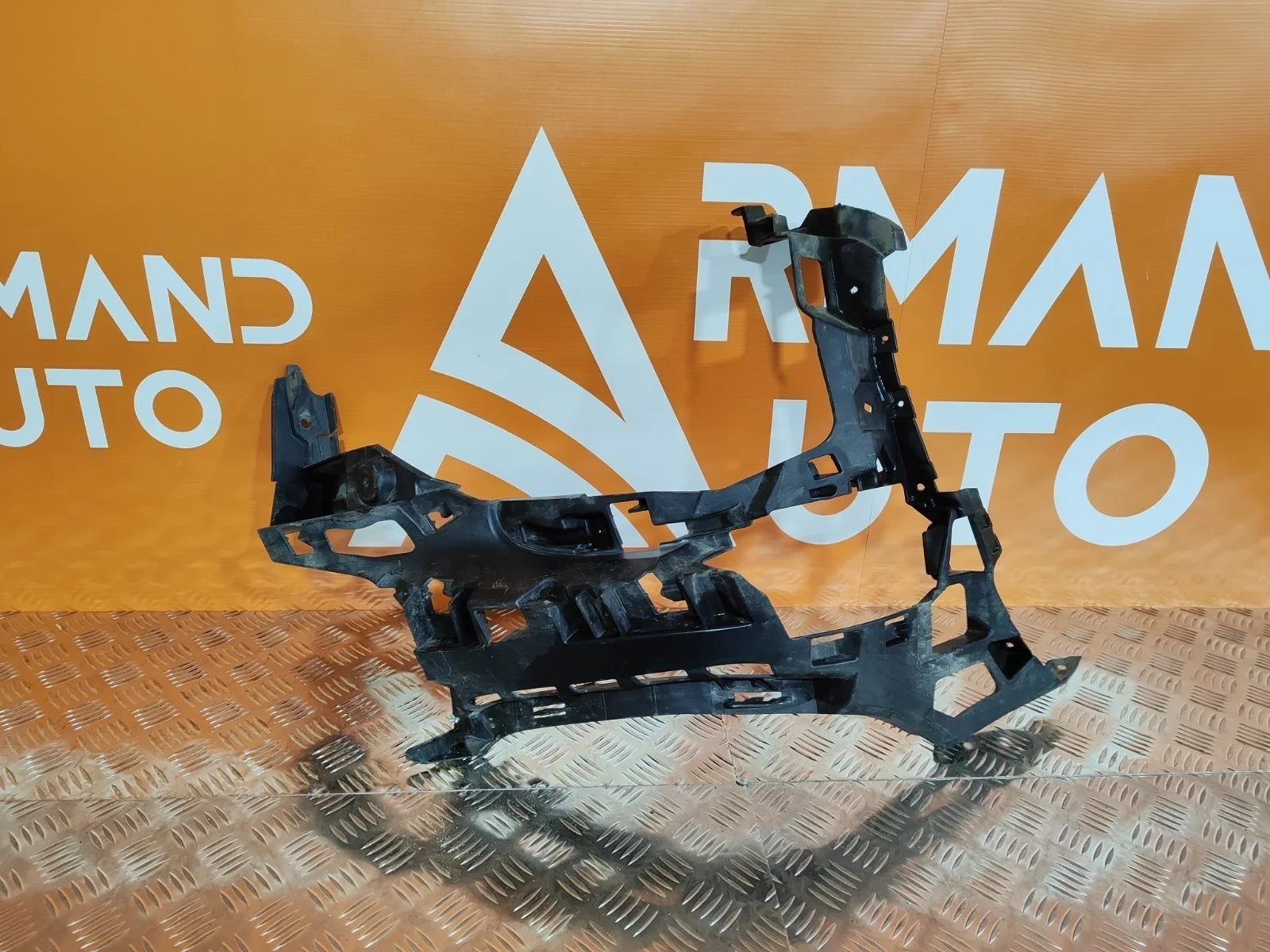 Кронштейн бампера Mercedes -Class 2020-нв W213, S213, C238