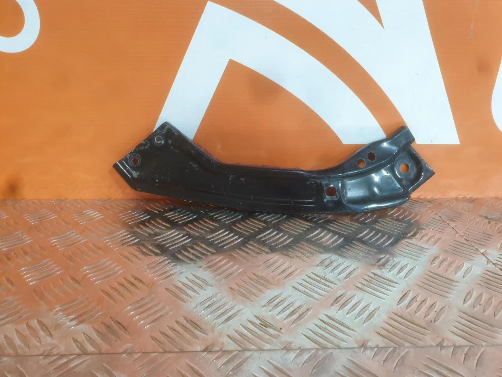 Кронштейн панели Skoda Rapid 2020-нв