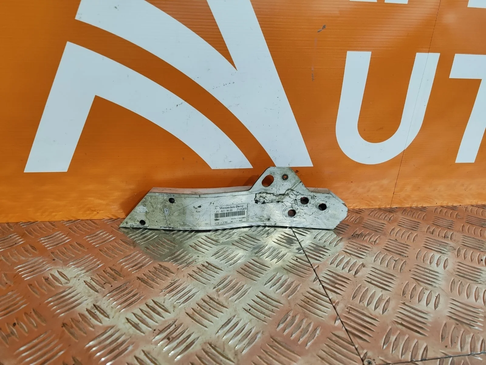 Кронштейн панели передней верхний Mercedes GLC-Class 2015-нв X253