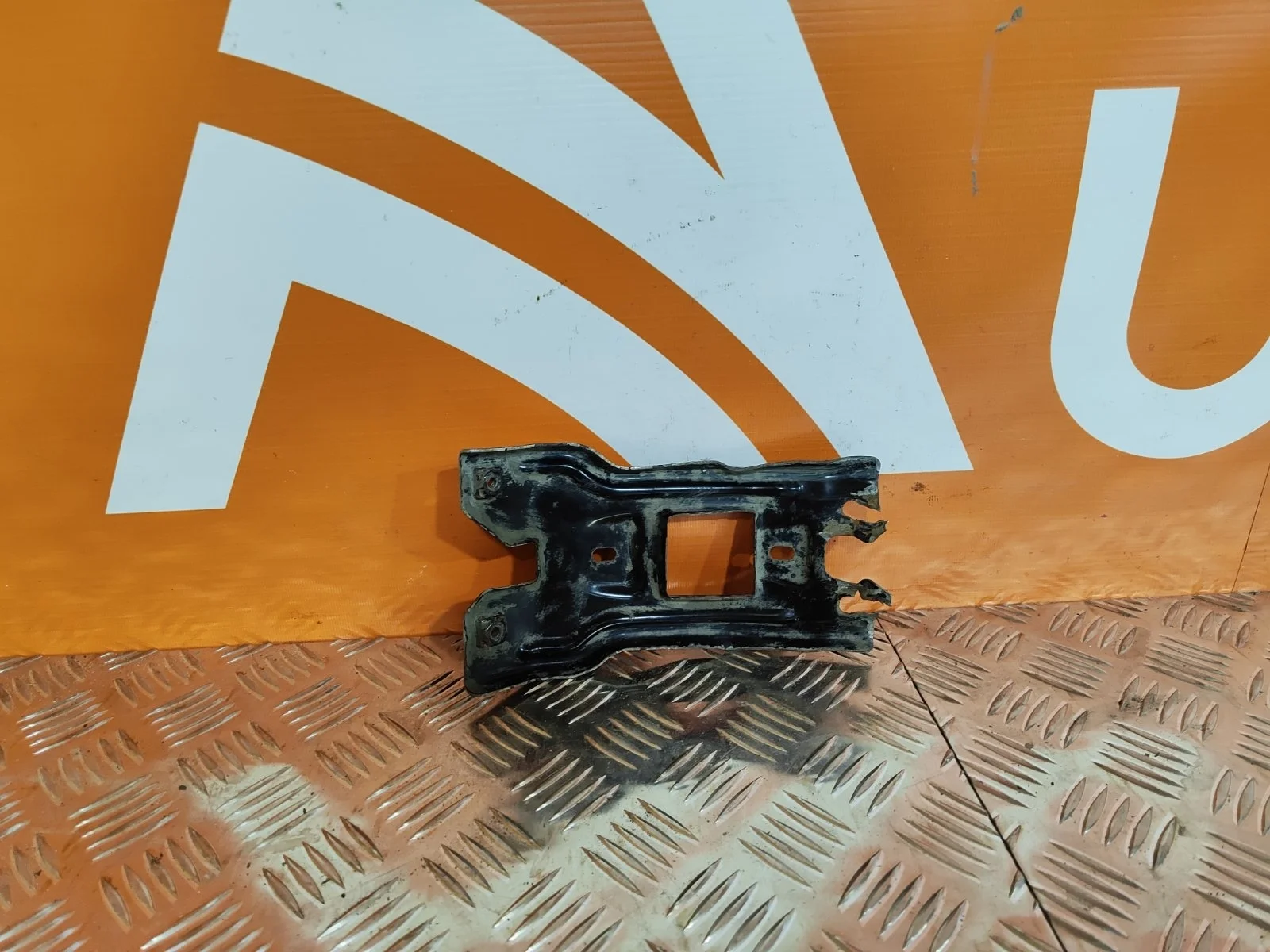 Кронштейн замка капота Skoda Rapid 2020-нв