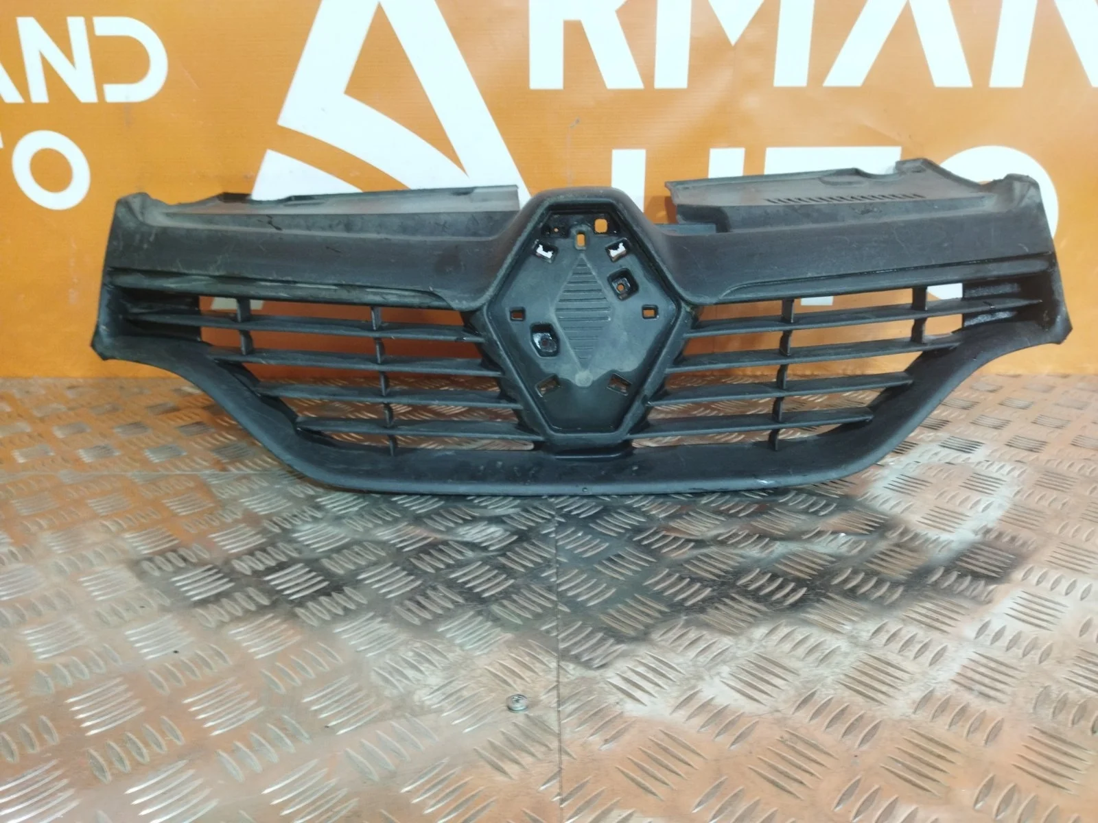 Решетка радиатора Renault Logan 2012-2018