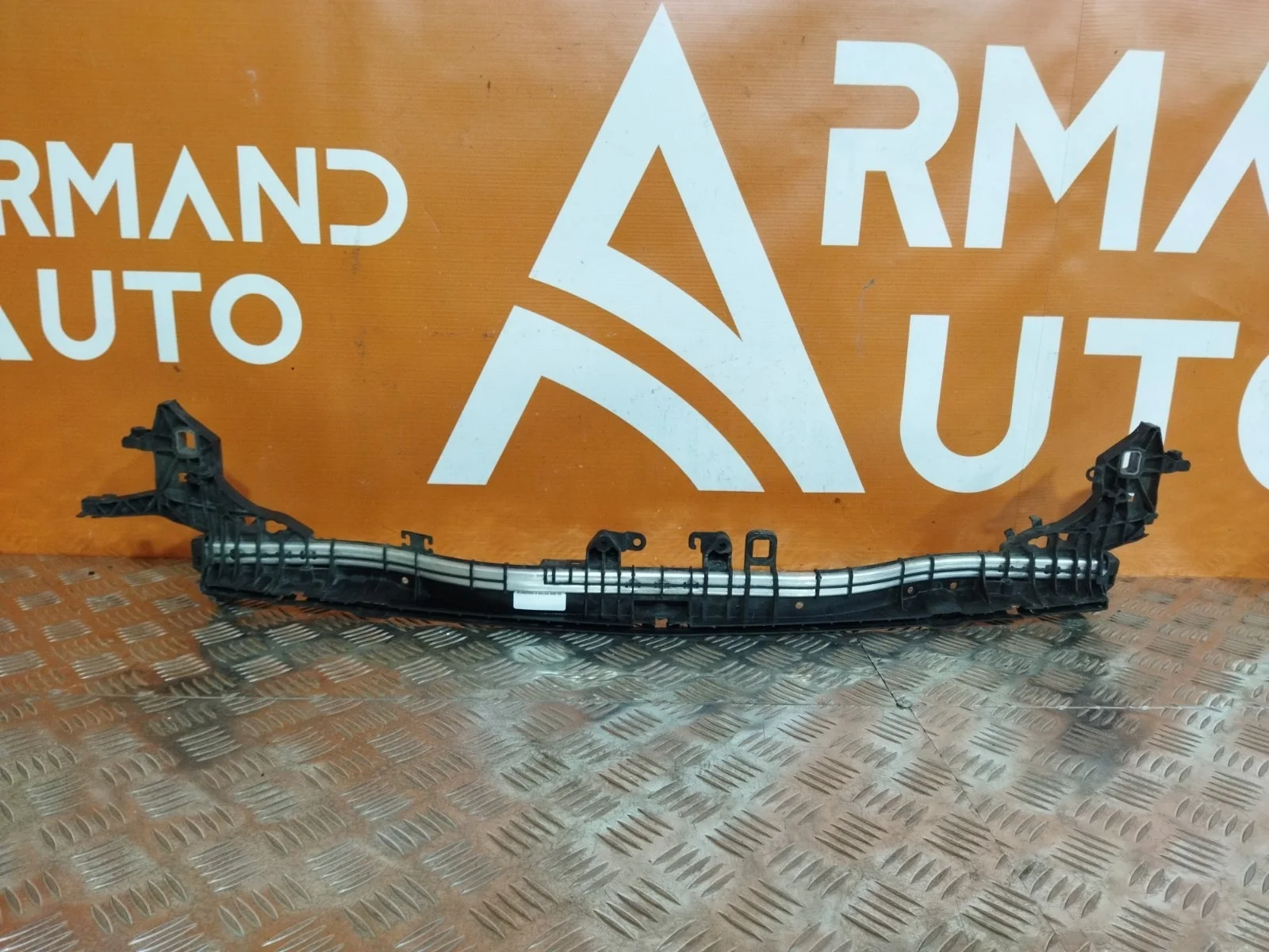 Кронштейн радиатора верхний Mercedes -Class 2016-нв W213, S213, C238