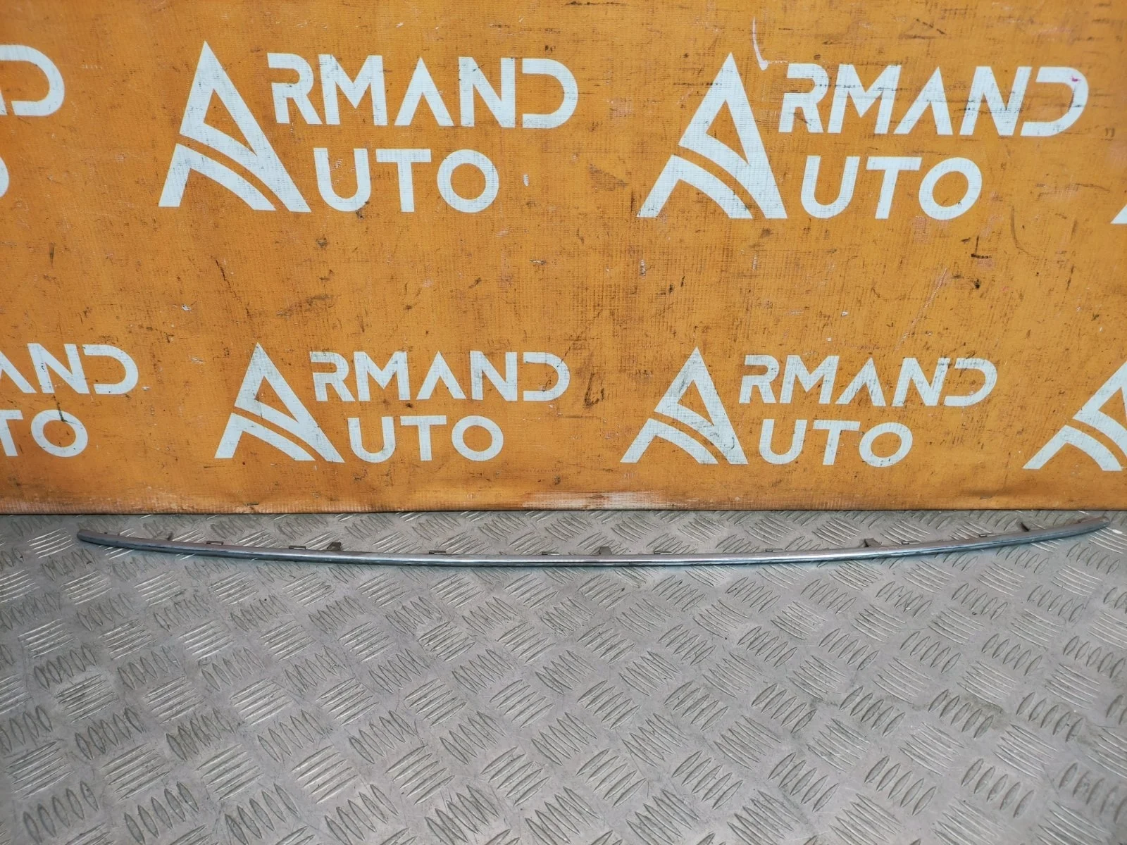 Накладка решетки бампера центральная Volkswagen Touareg 2010-2014