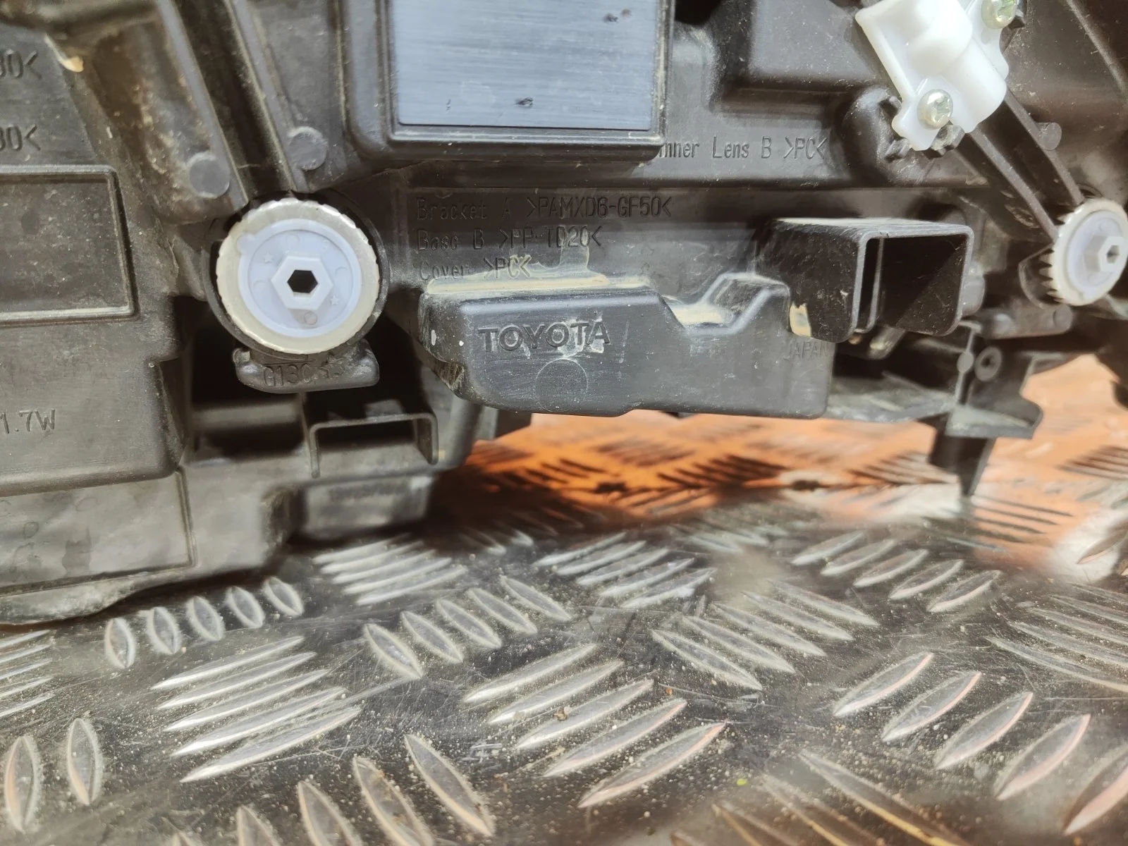 Фара Toyota Land Cruiser 2021-нв 300