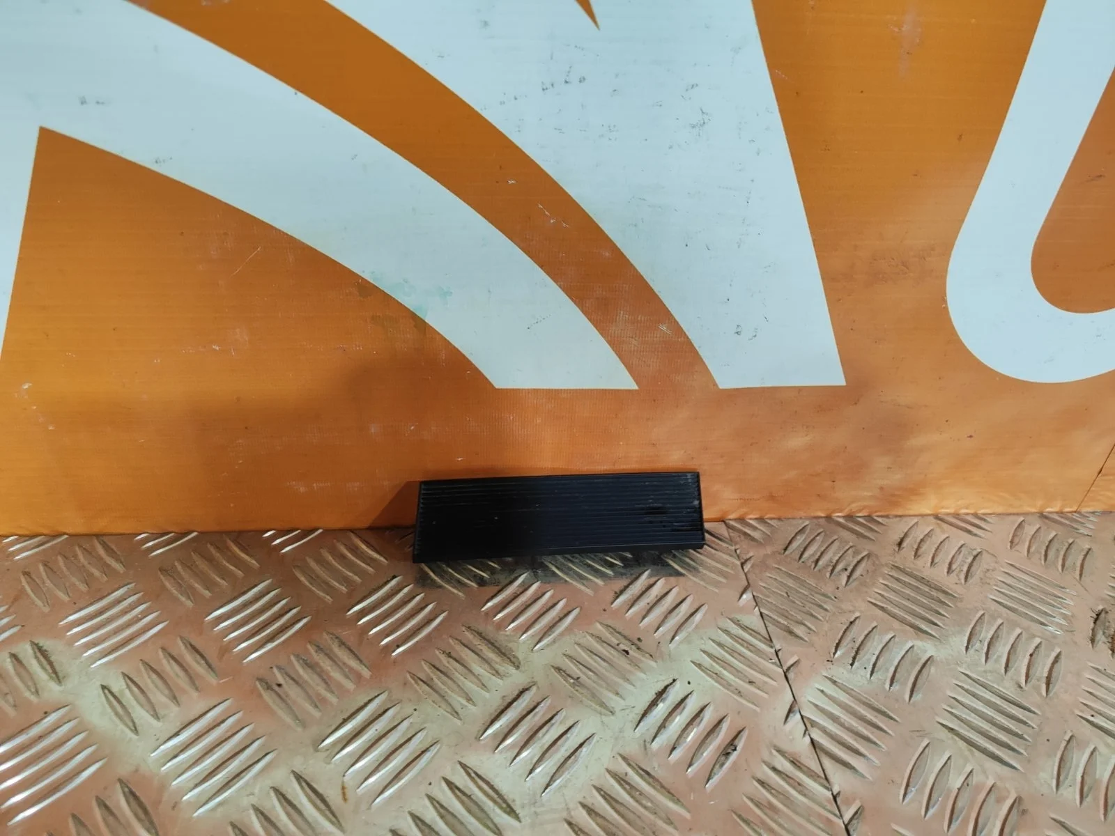 Накладка решетки радиатора Lexus LX 2015-2023 URJ200