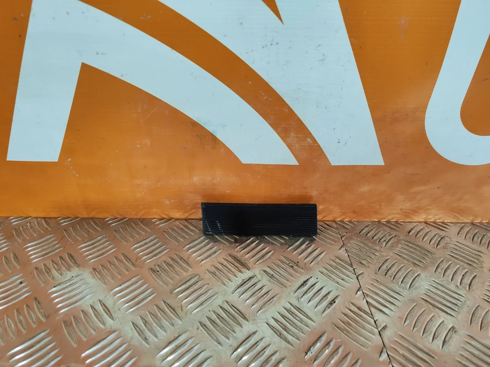 Накладка решетки радиатора Lexus LX 2015-2023 URJ200