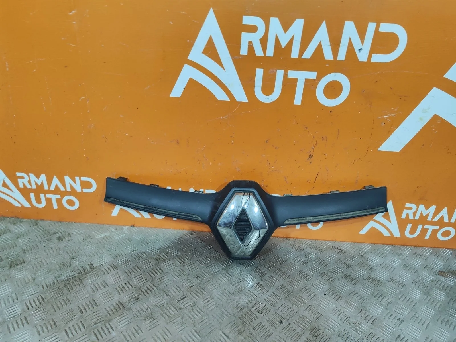 Накладка решетки радиатора Renault Logan 2018-2022