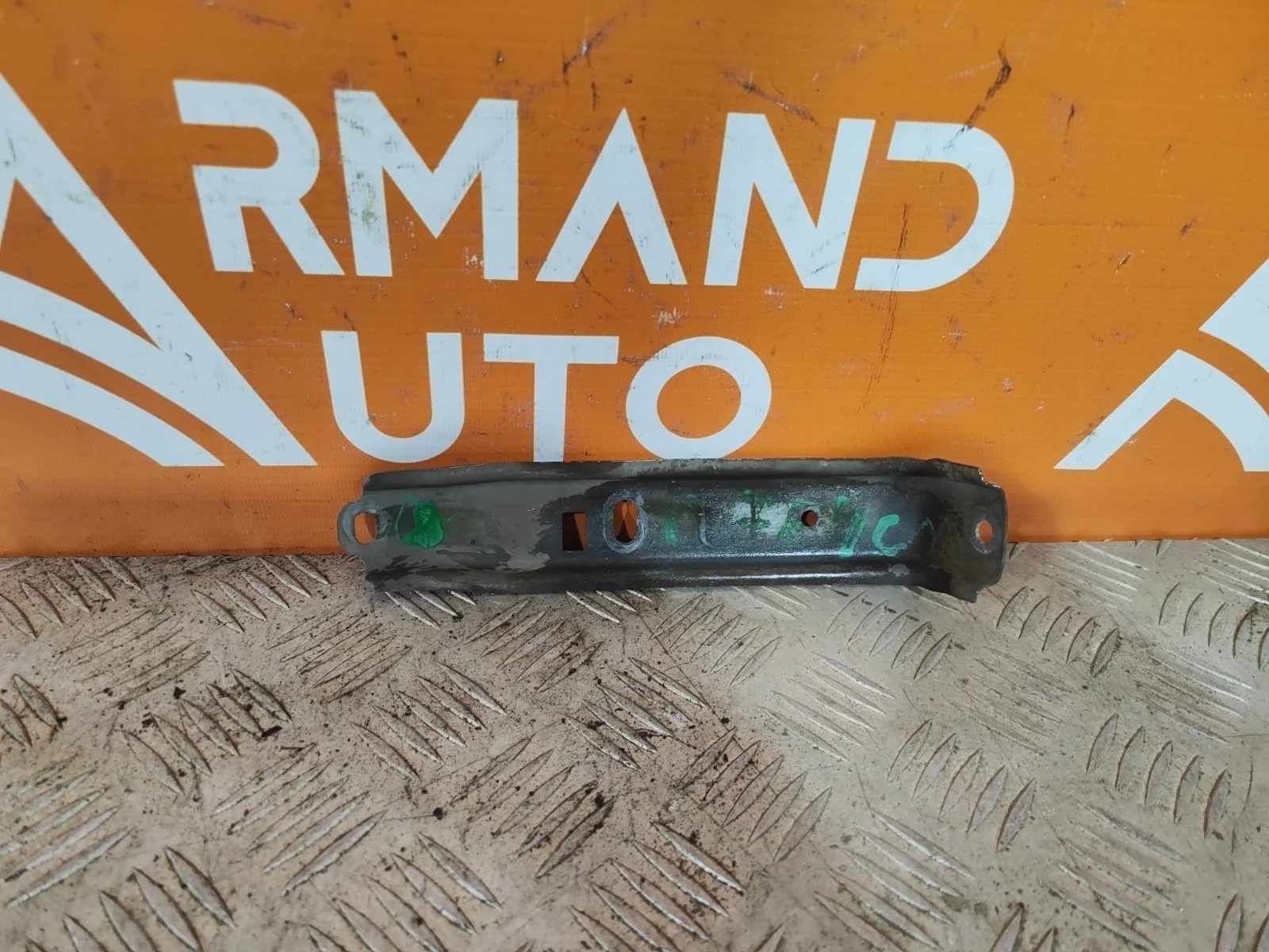 Кронштейн бампера центральный Mitsubishi Outlander 2012-нв 3