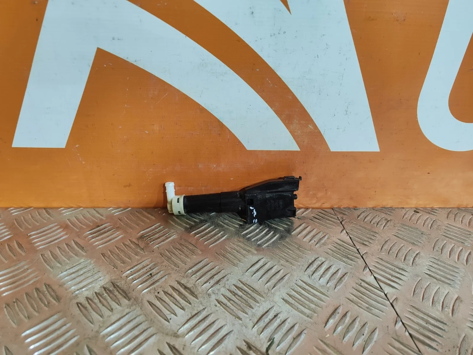 Форсунка фароомывателя Mitsubishi Pajero 2006-нв 4