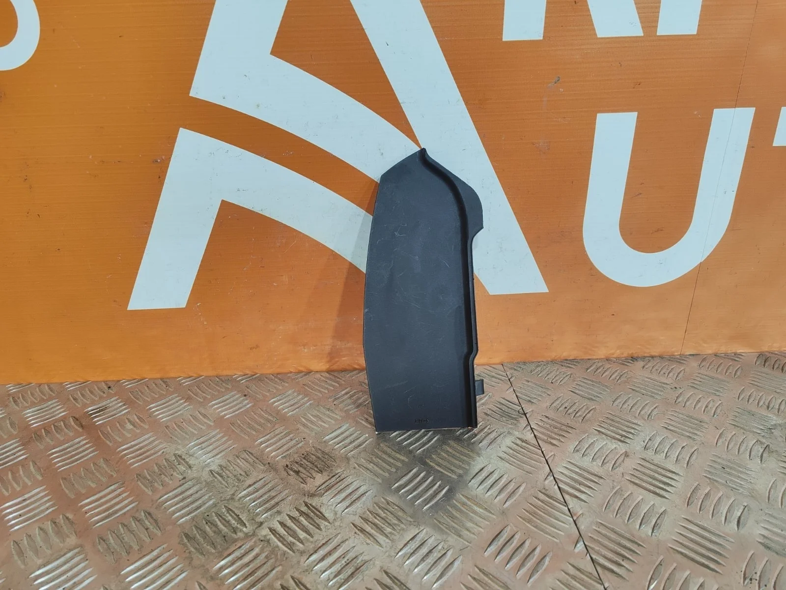 Накладка фонаря внешнего Toyota Land Cruiser 2015-2021 200