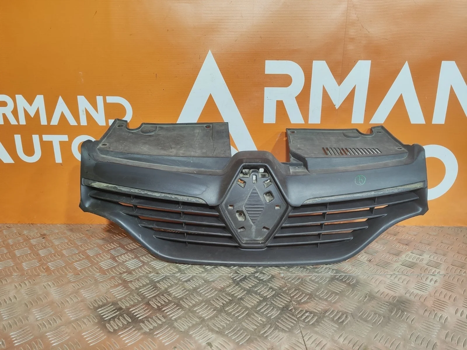 Решетка радиатора Renault Logan 2012-2018