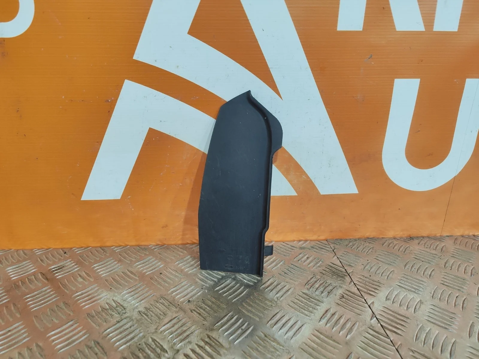 Накладка фонаря внешнего Toyota Land Cruiser 2015-2021 200