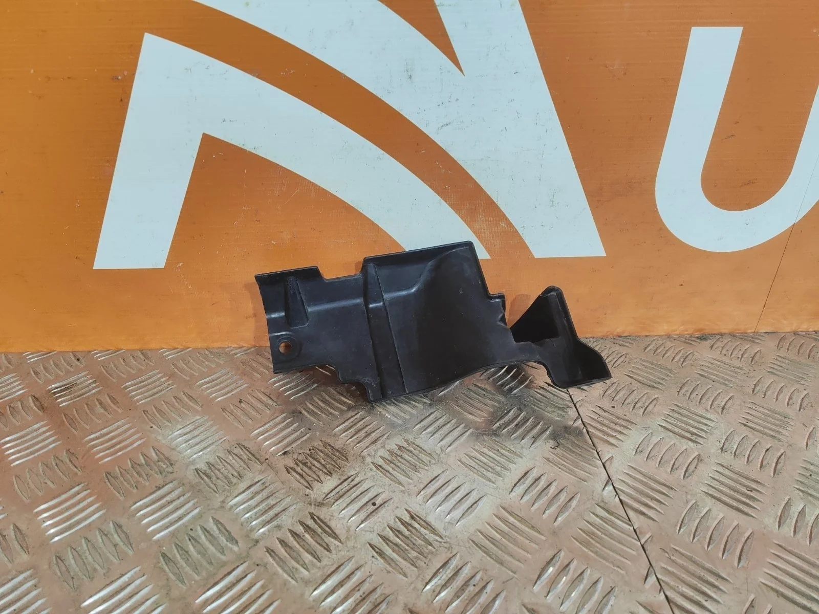 Кронштейн решетки радиатора верхний Mitsubishi Outlander 2012-нв 3