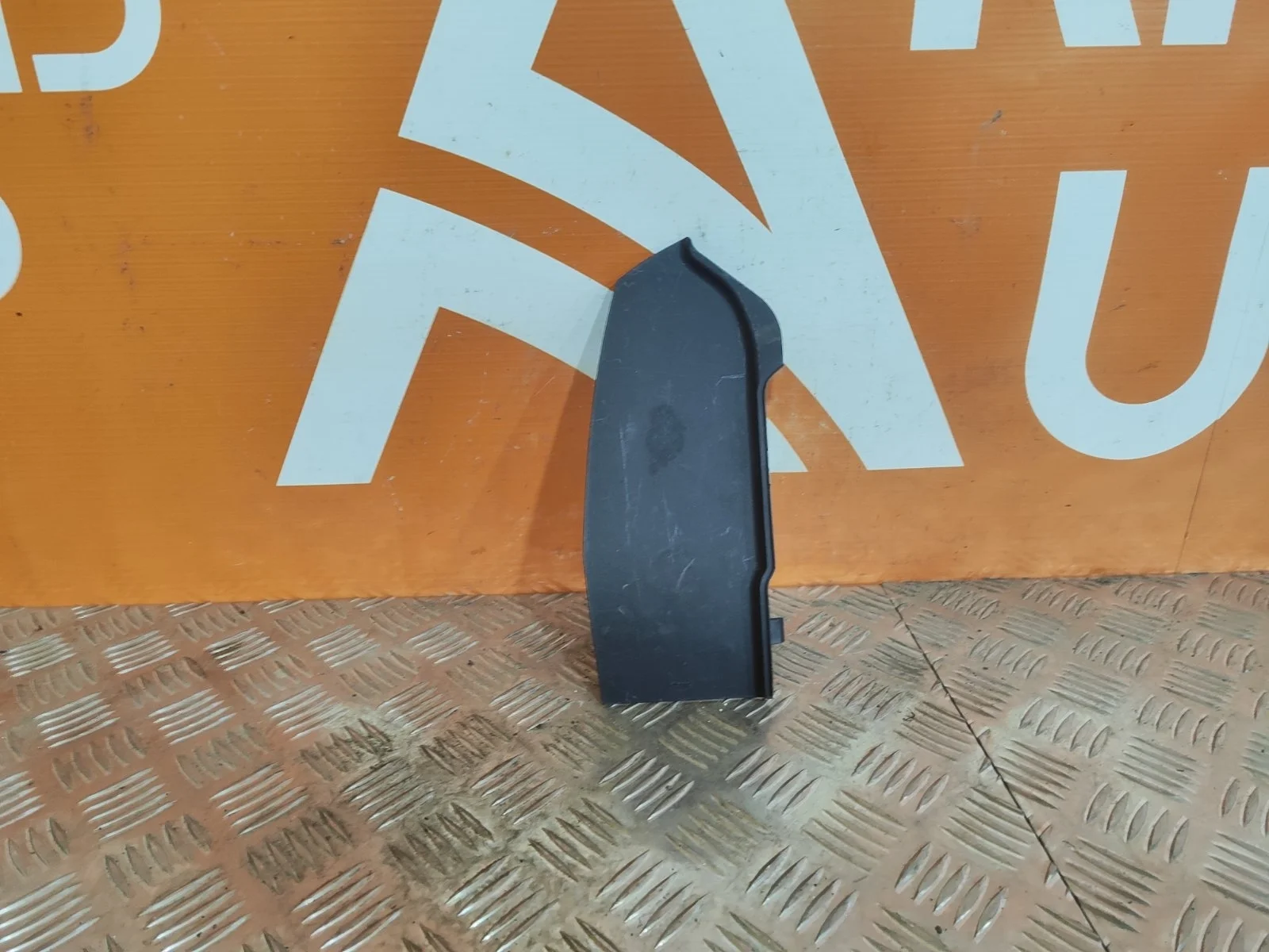 Накладка фонаря внешнего Toyota Land Cruiser 2015-2021 200