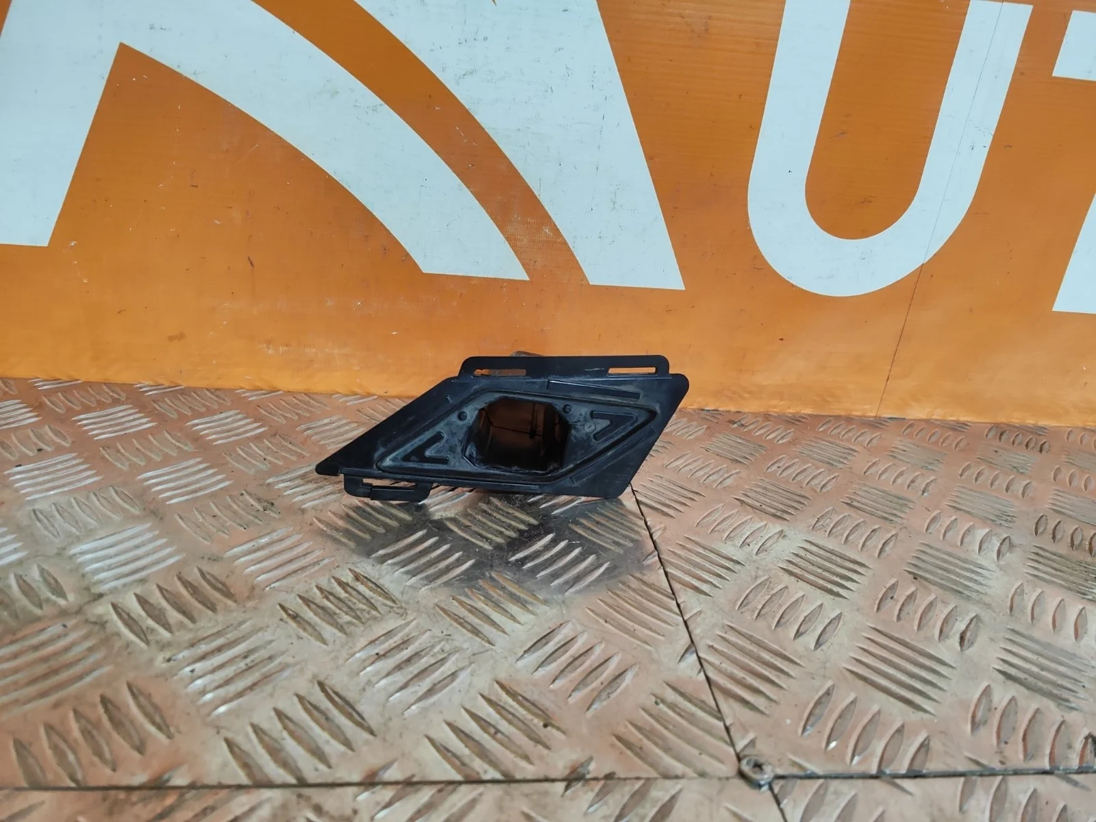 Кронштейн форсунки фароомывателя Skoda Kodiaq 2016-нв