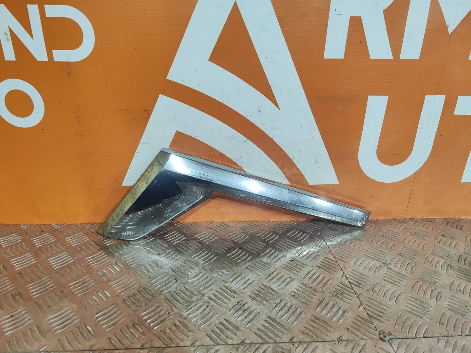 Накладка фары Toyota Land Cruiser 2015-2021 200