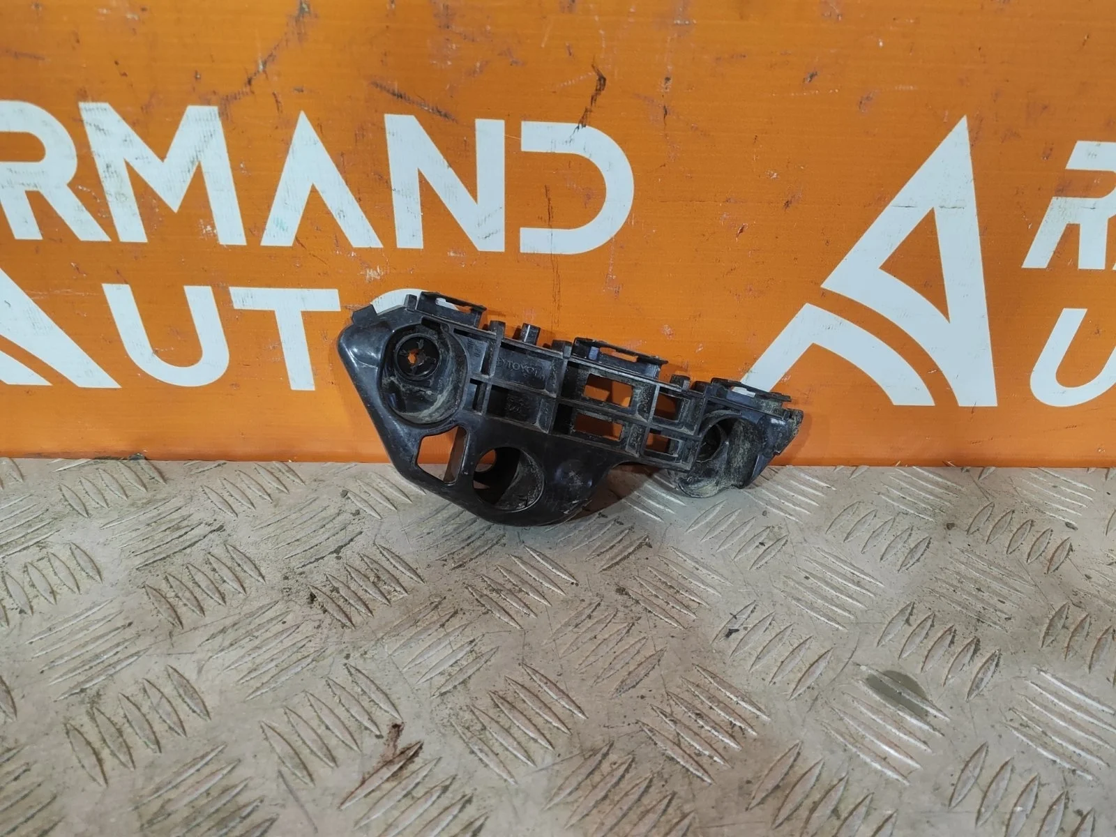 Кронштейн бампера Toyota Camry 2017-нв 8 XV70