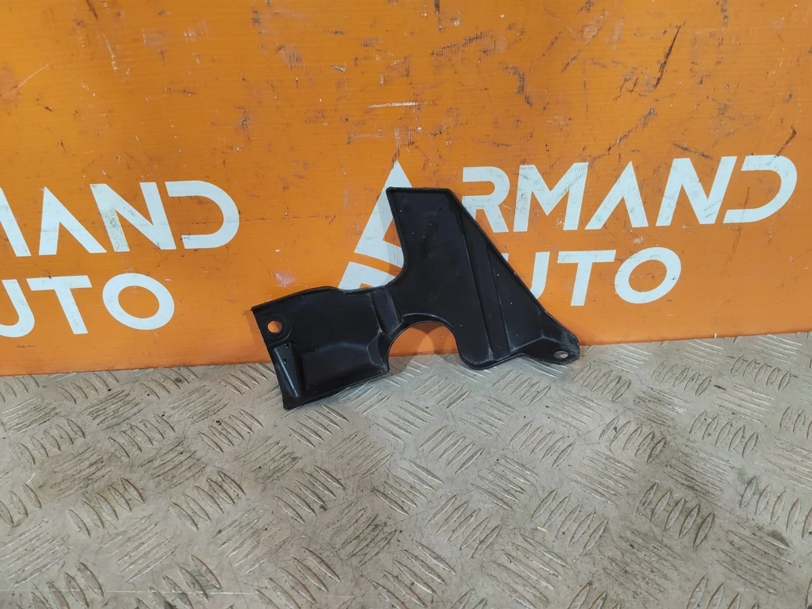 Кронштейн решетки радиатора нижний Mitsubishi Outlander 2012-нв 3