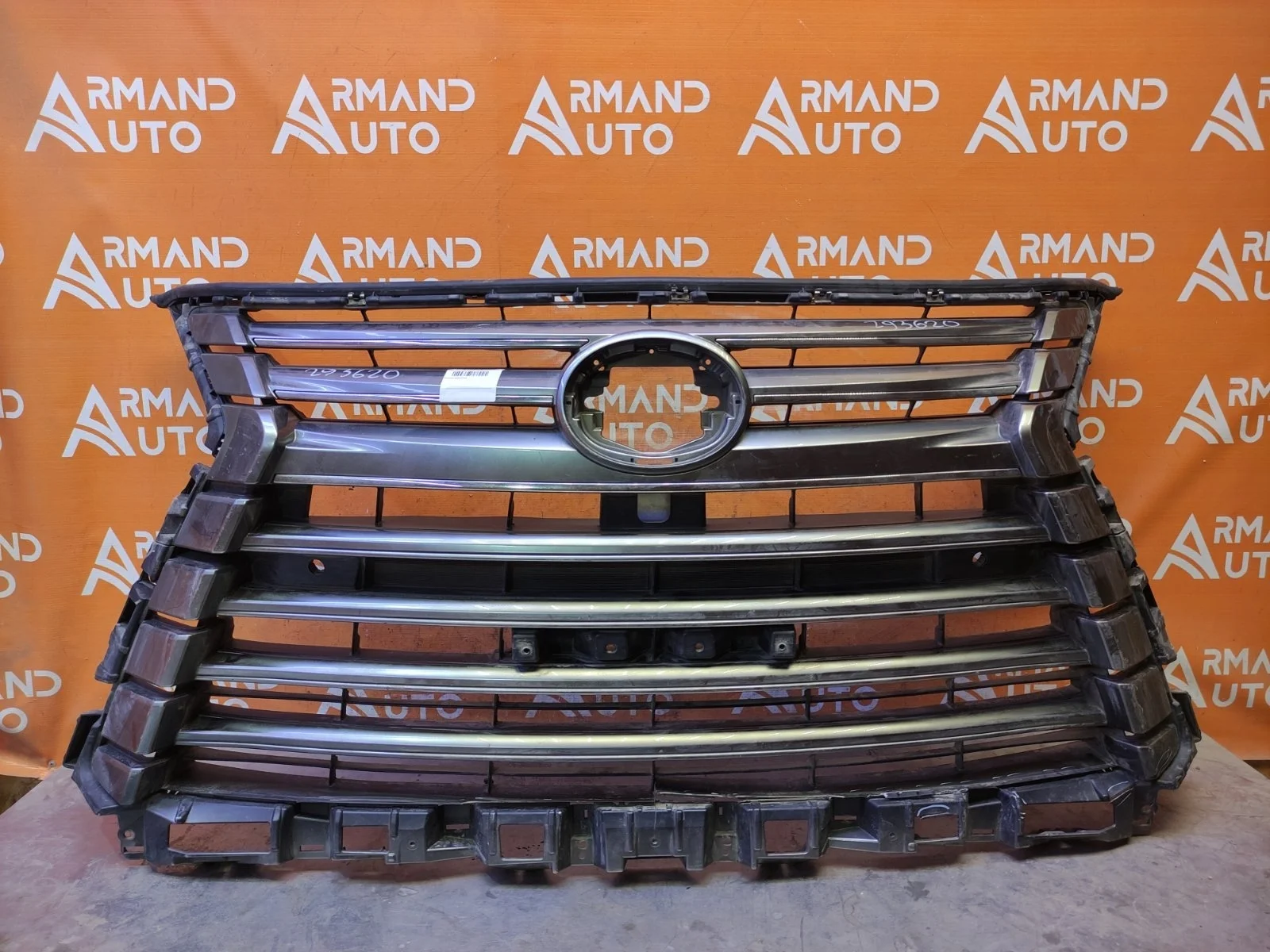 Решетка радиатора Lexus LX 2015-2023 URJ200