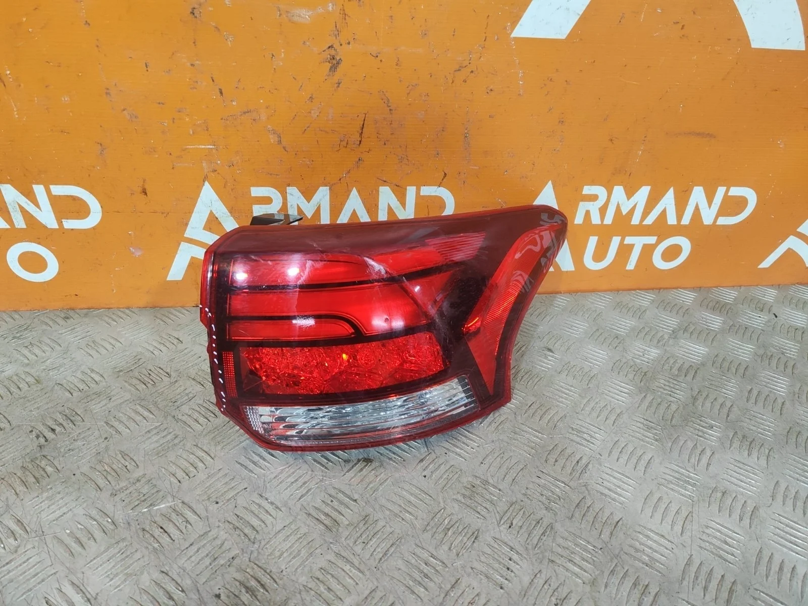 Фонарь внешний Mitsubishi Outlander 2015-нв 3