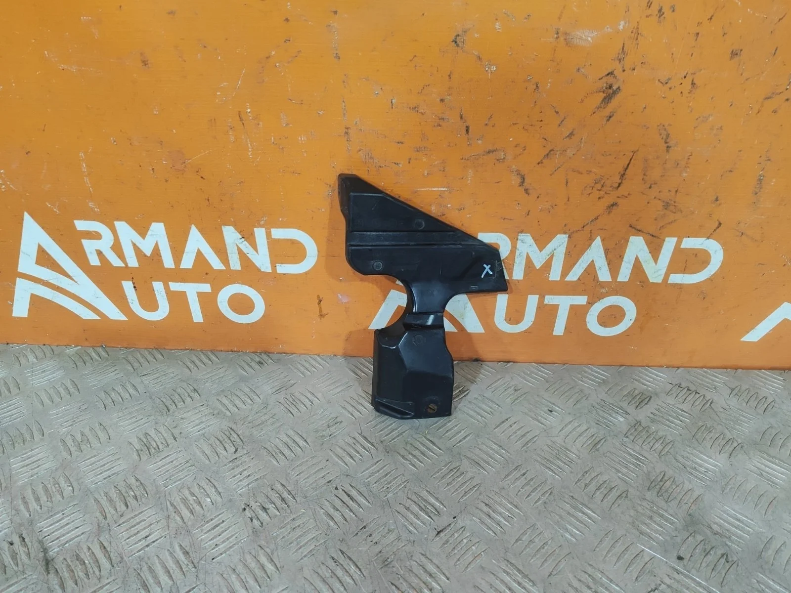 Кронштейн решетки радиатора нижний Mitsubishi Outlander 2012-нв 3