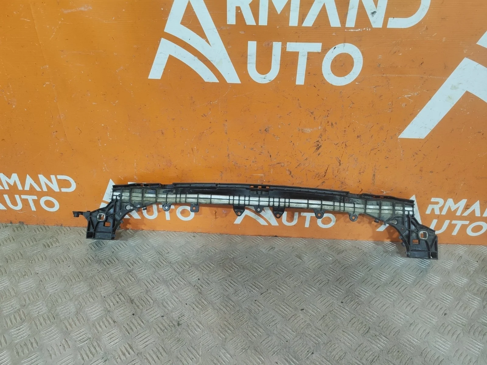 Кронштейн радиатора Mercedes -Class 2014-2021 W205