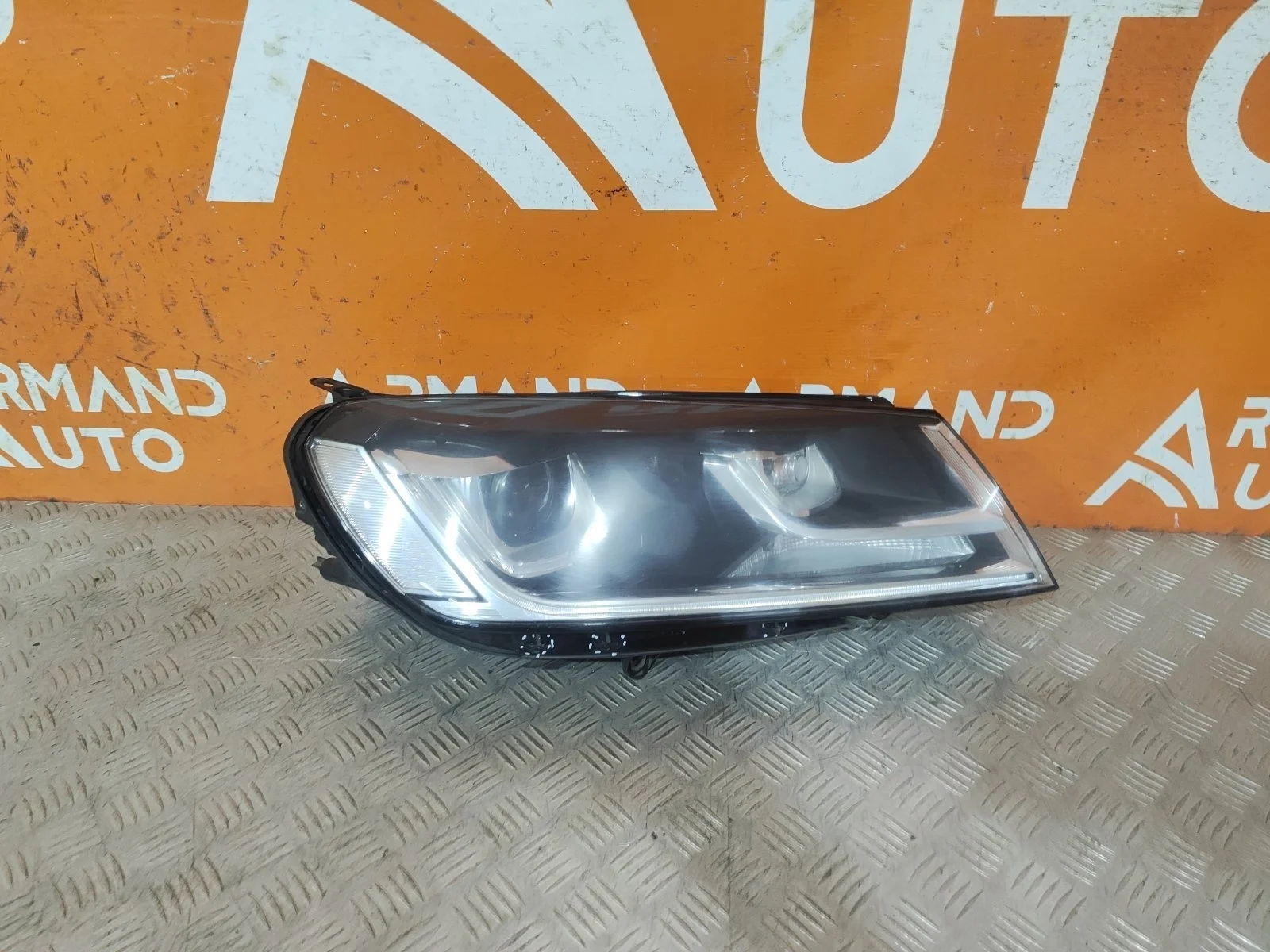 Фара Volkswagen Touareg 2014-2018