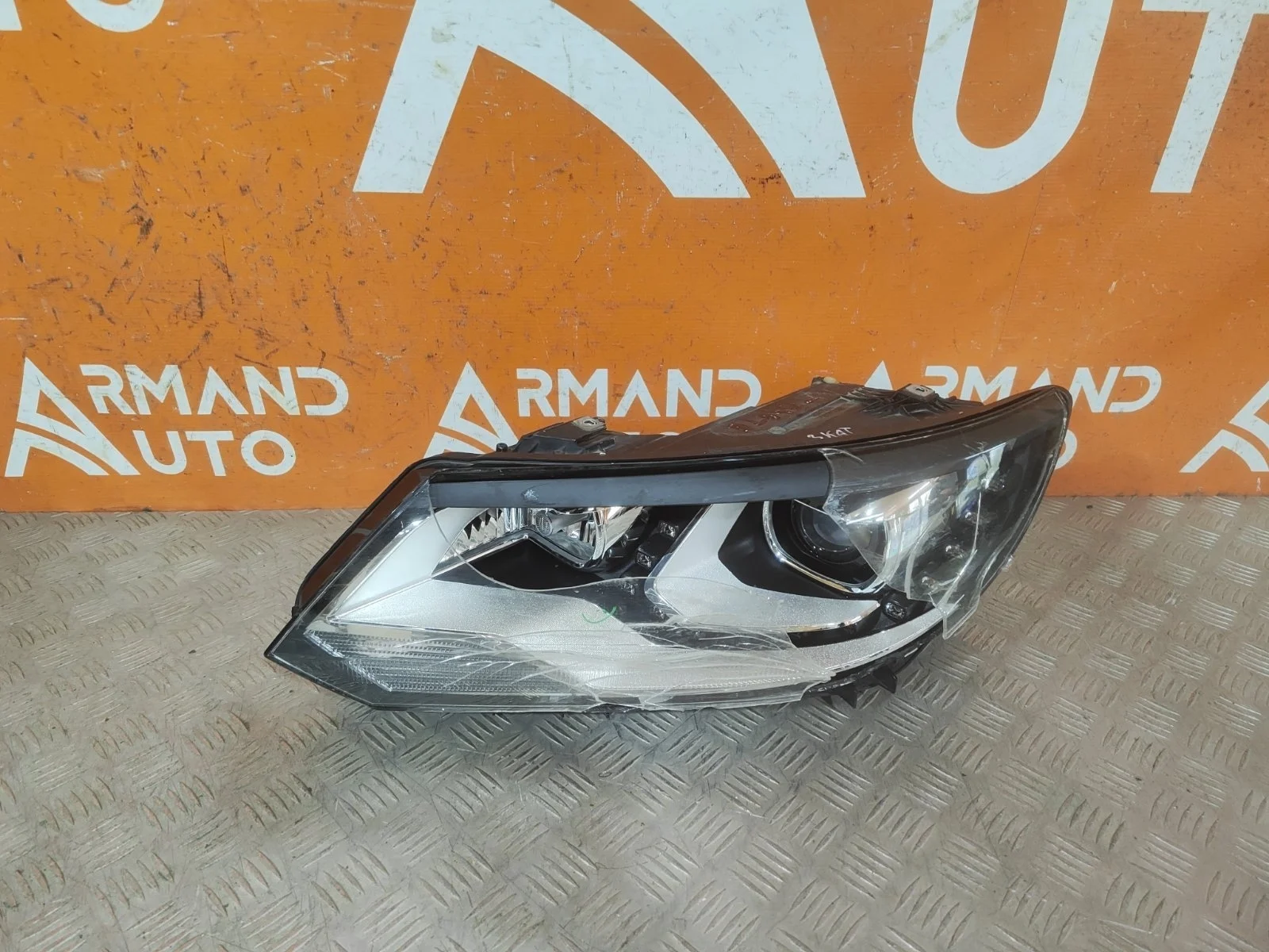 Фара Volkswagen Tiguan 2011-2018