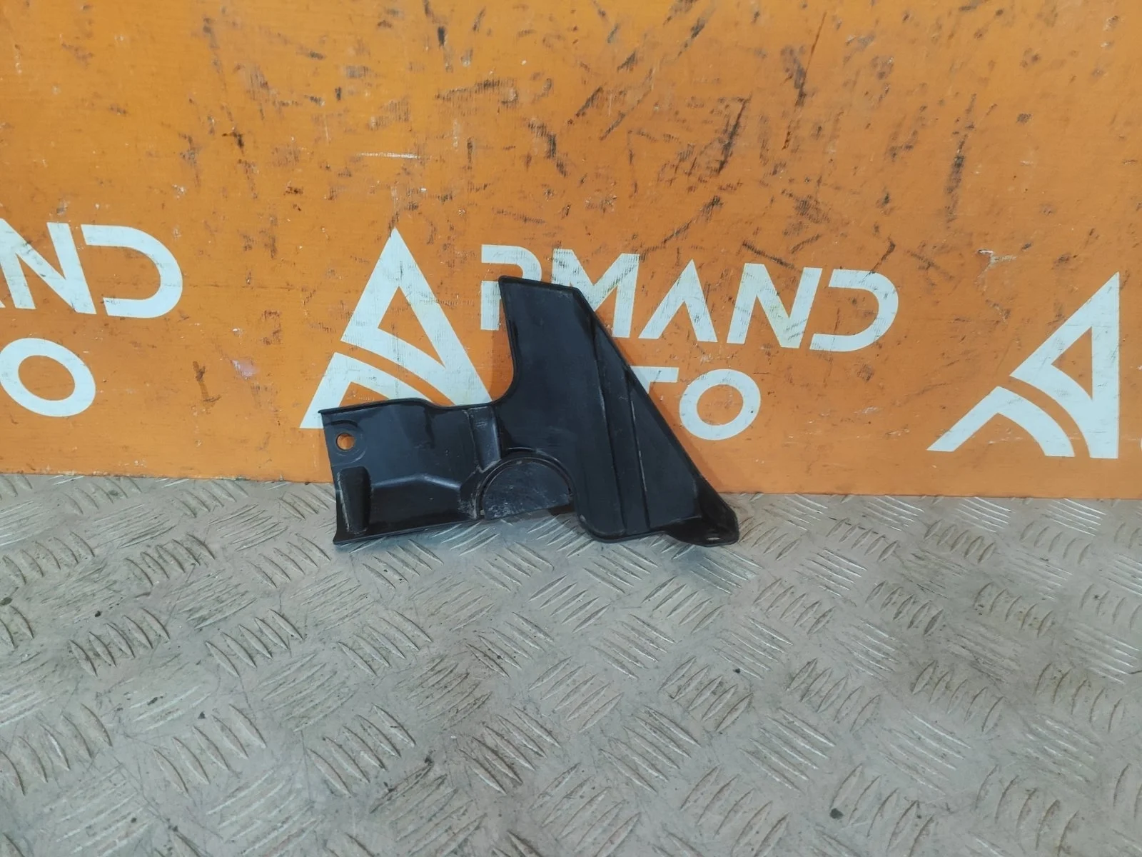 Кронштейн решетки радиатора нижний Mitsubishi Outlander 2012-нв 3