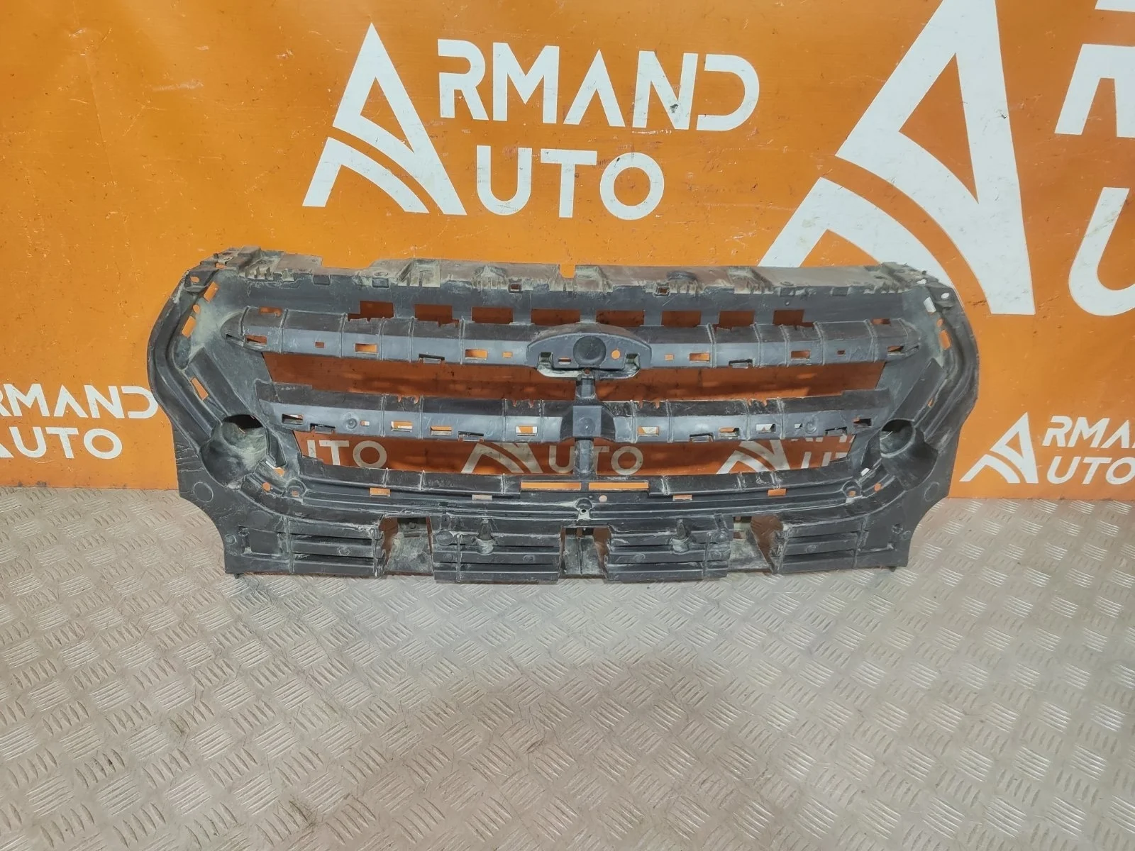 Кронштейн решетки радиатора Ford Kuga 2016-2019 CBS