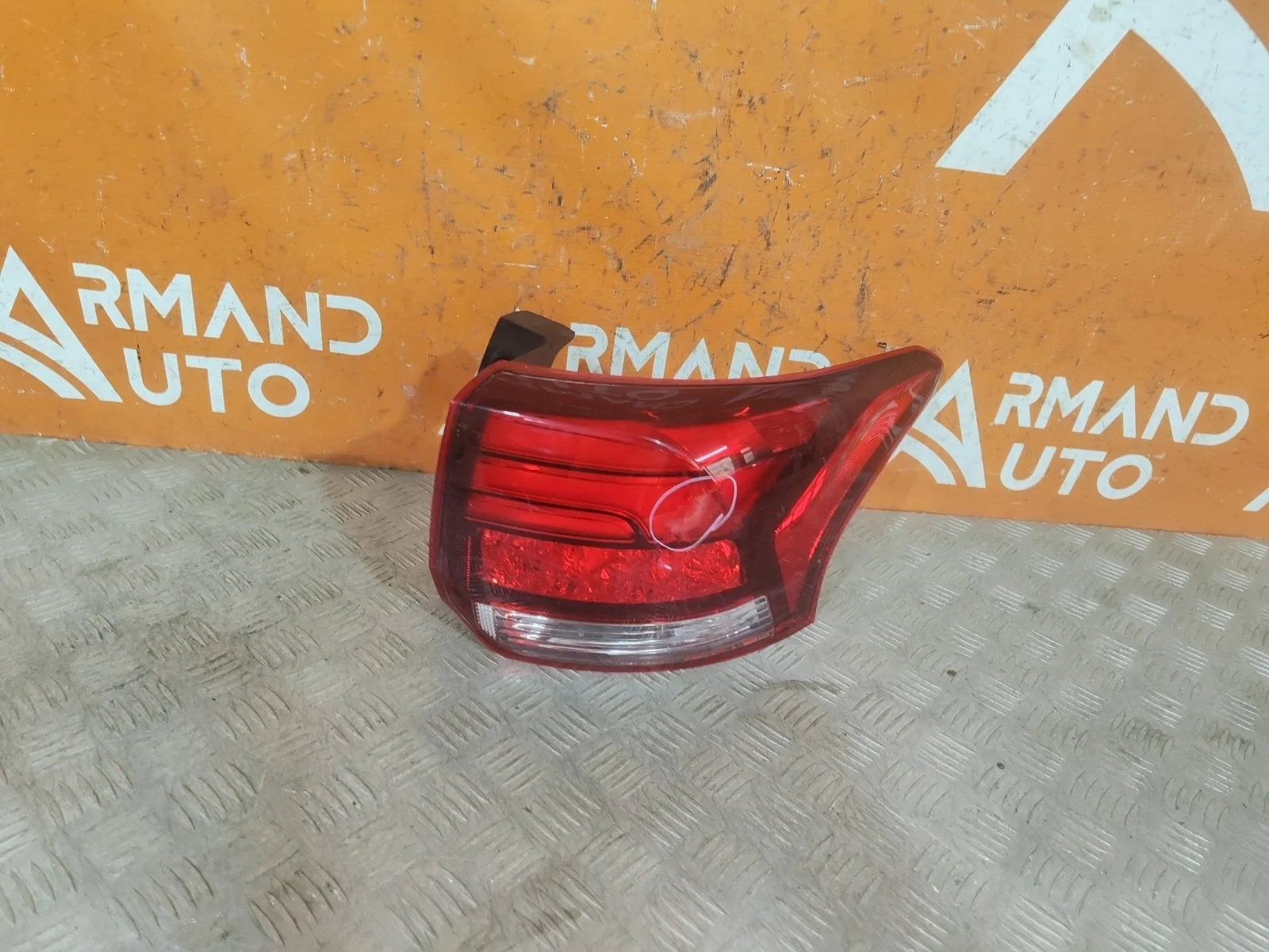 Фонарь внешний Mitsubishi Outlander 2015-нв 3