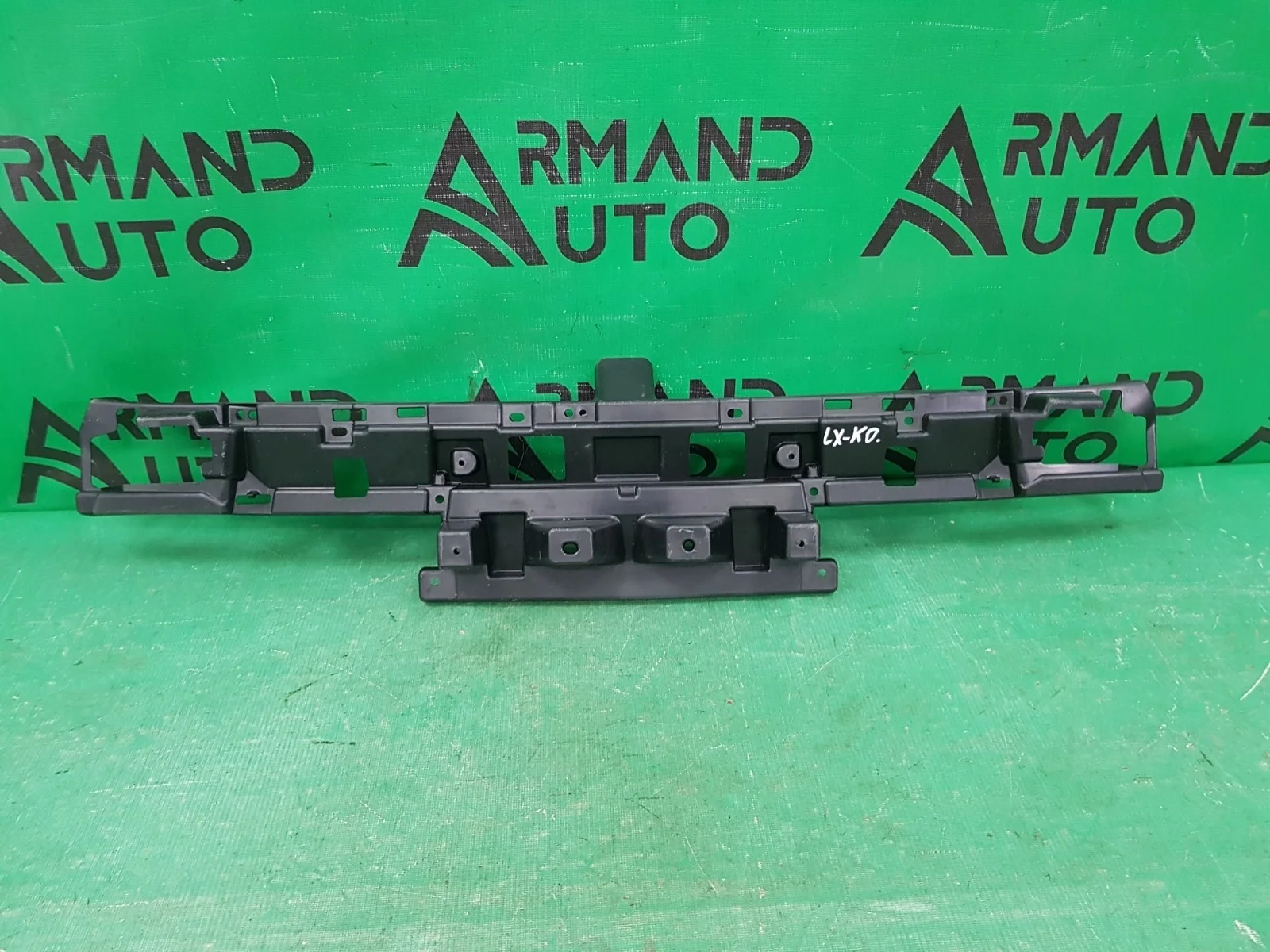 Кронштейн решетки радиатора нижний LEXUS LX 2015-2023 URJ200