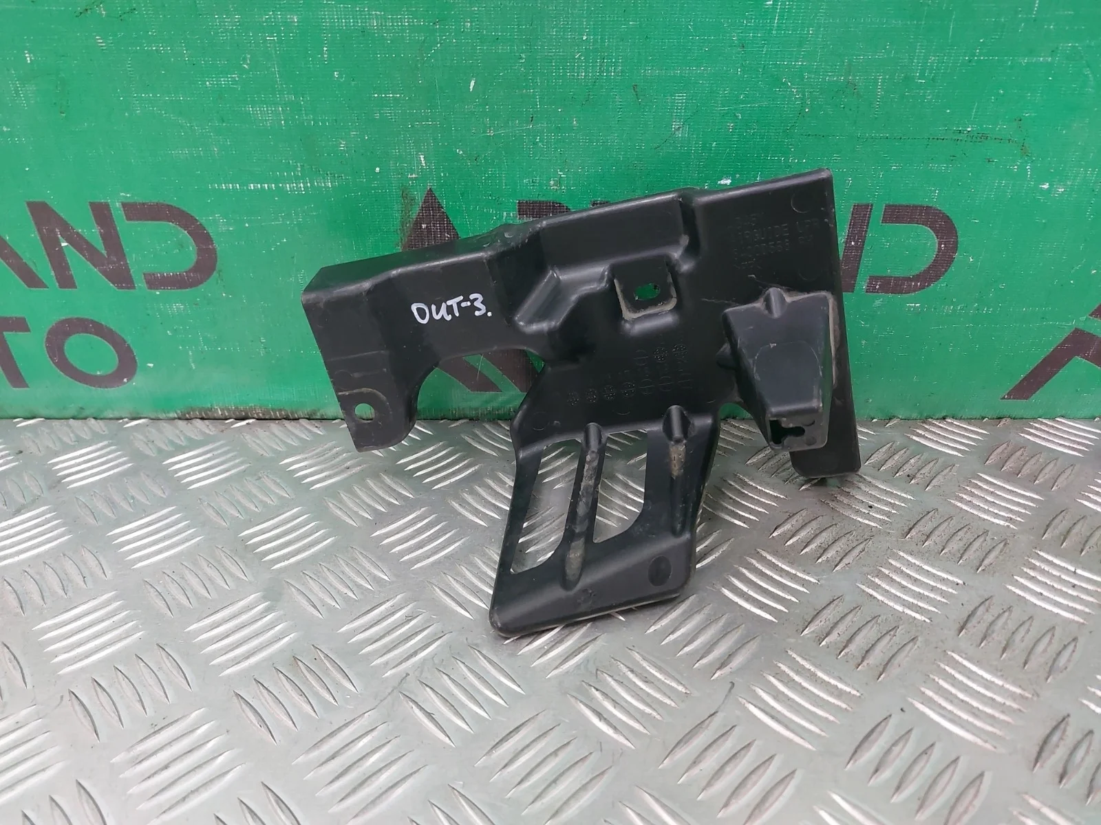 Кронштейн решетки радиатора MITSUBISHI OUTLANDER 2012-нв 3