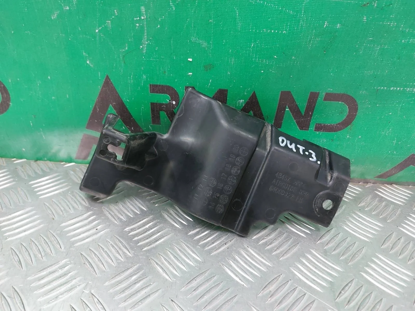 Кронштейн решетки радиатора верхний Mitsubishi Outlander 2012-нв 3