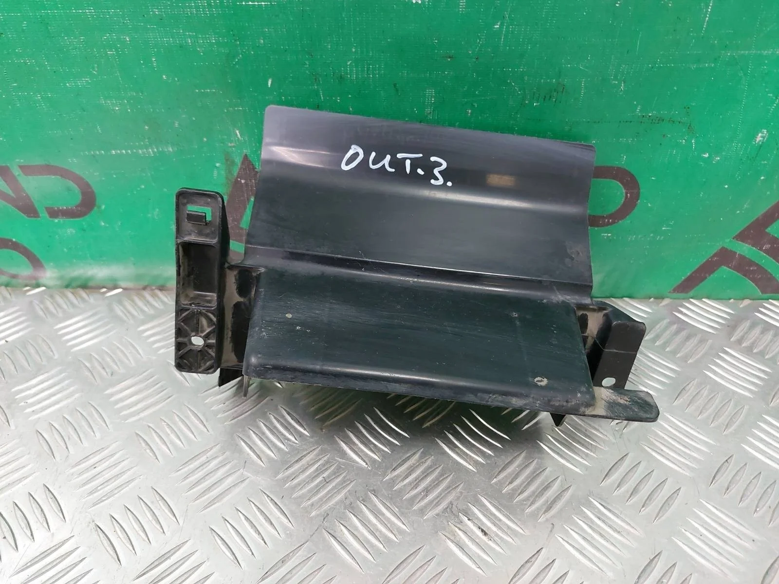 Кронштейн решетки радиатора Mitsubishi Outlander 2014-нв 3